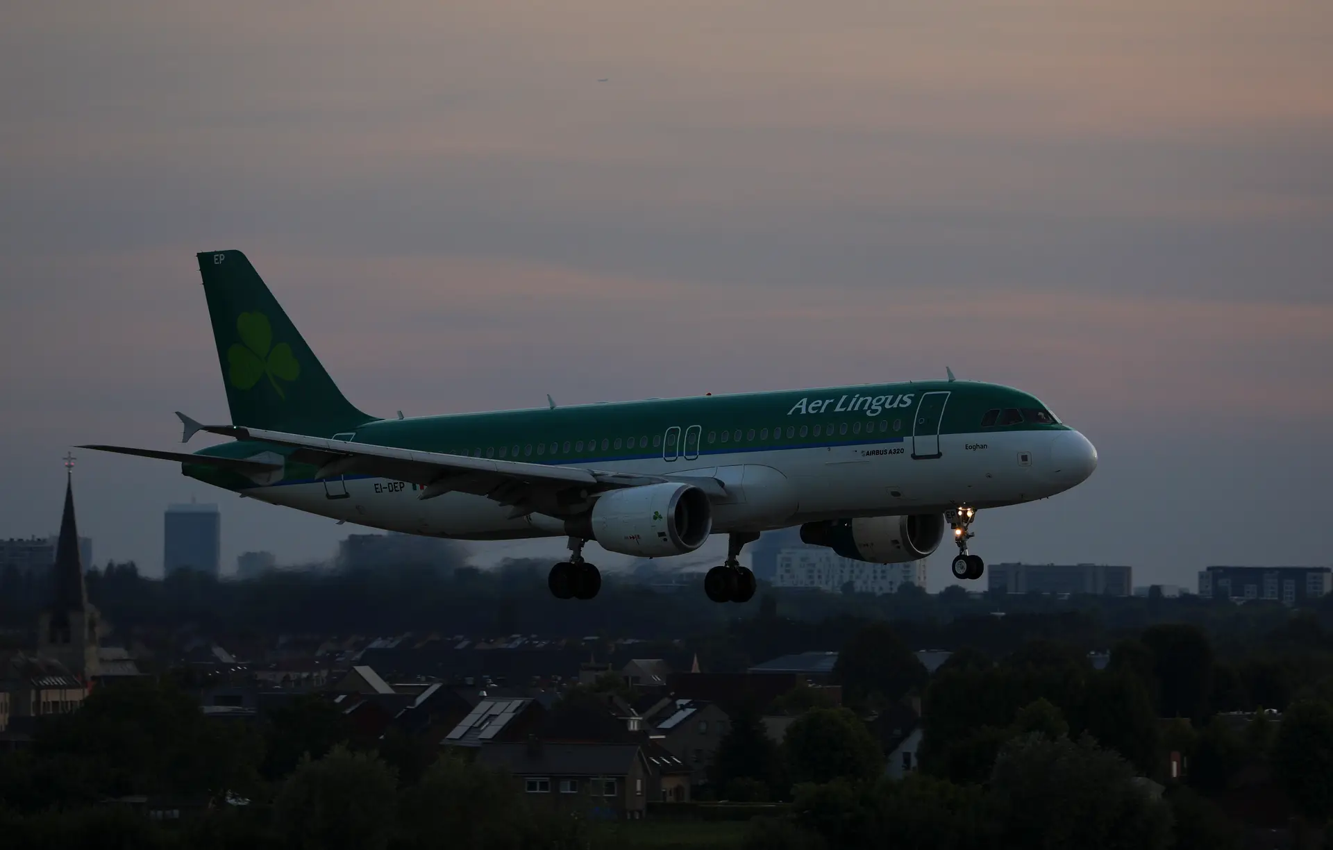 Companhia Aer Lingus com voos cancelados após problema informático
