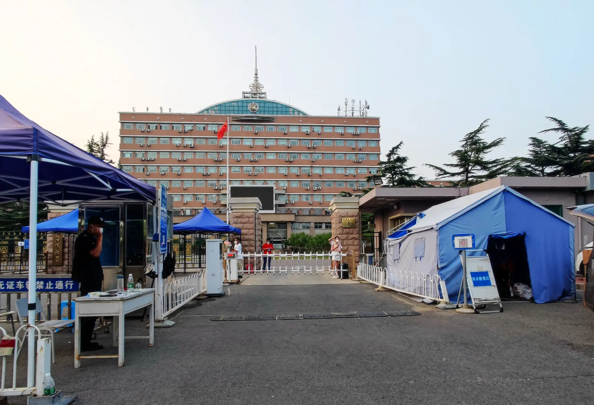 Covid-19: China envia 500 estudantes universitários para centro de quarentena