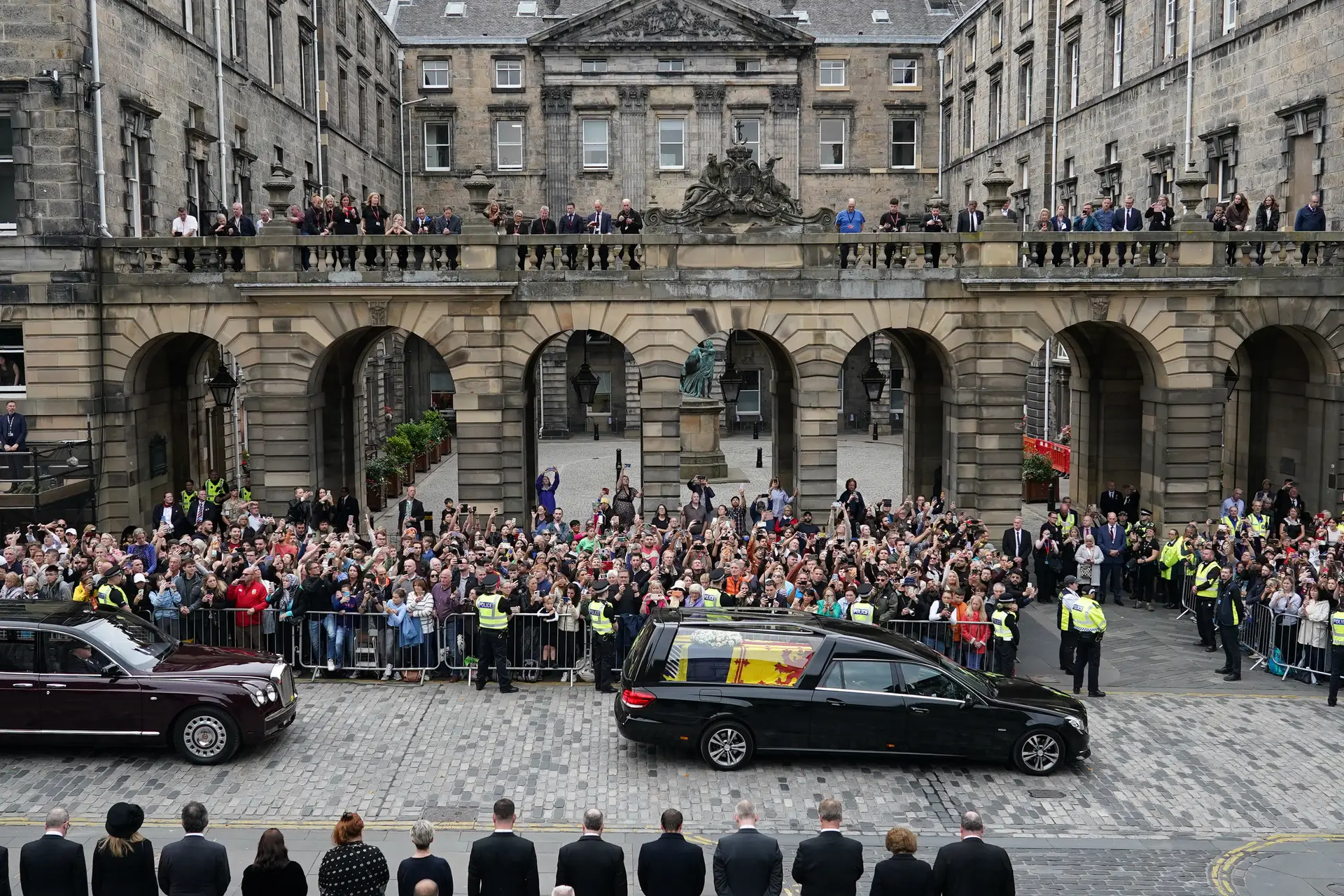 Ruas de Edimburgo encheram-se para a chegada do caixão com o corpo da Rainha Isabel II