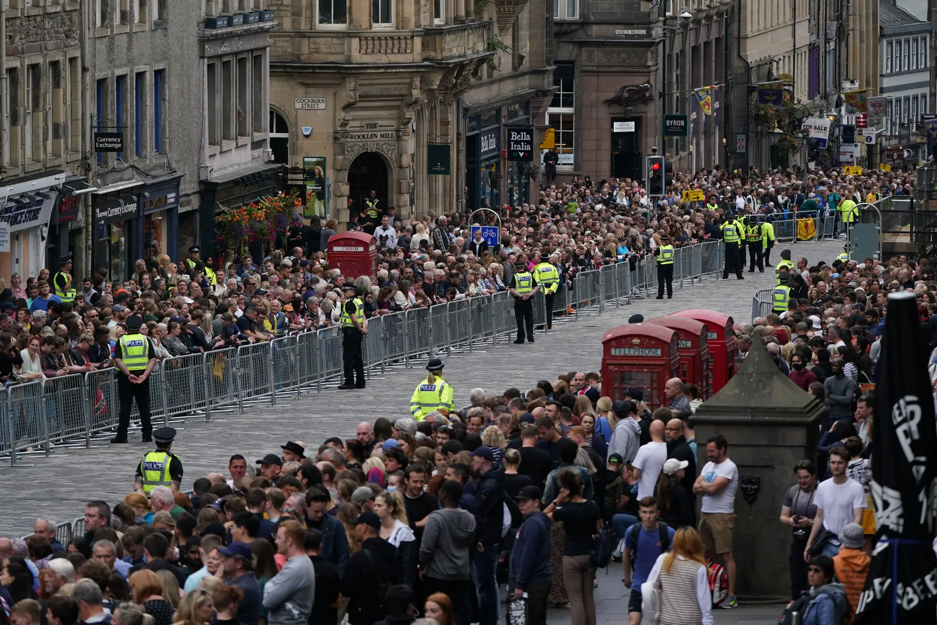Ruas de Edimburgo encheram-se para a chegada do caixão com o corpo da Rainha Isabel II