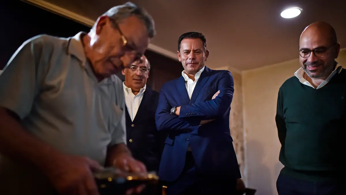 O presidente do Partido Social Democrata (PSD), Luís Montenegro, em Carregal do Sal, no âmbito do programa "Sentir Portugal em..."