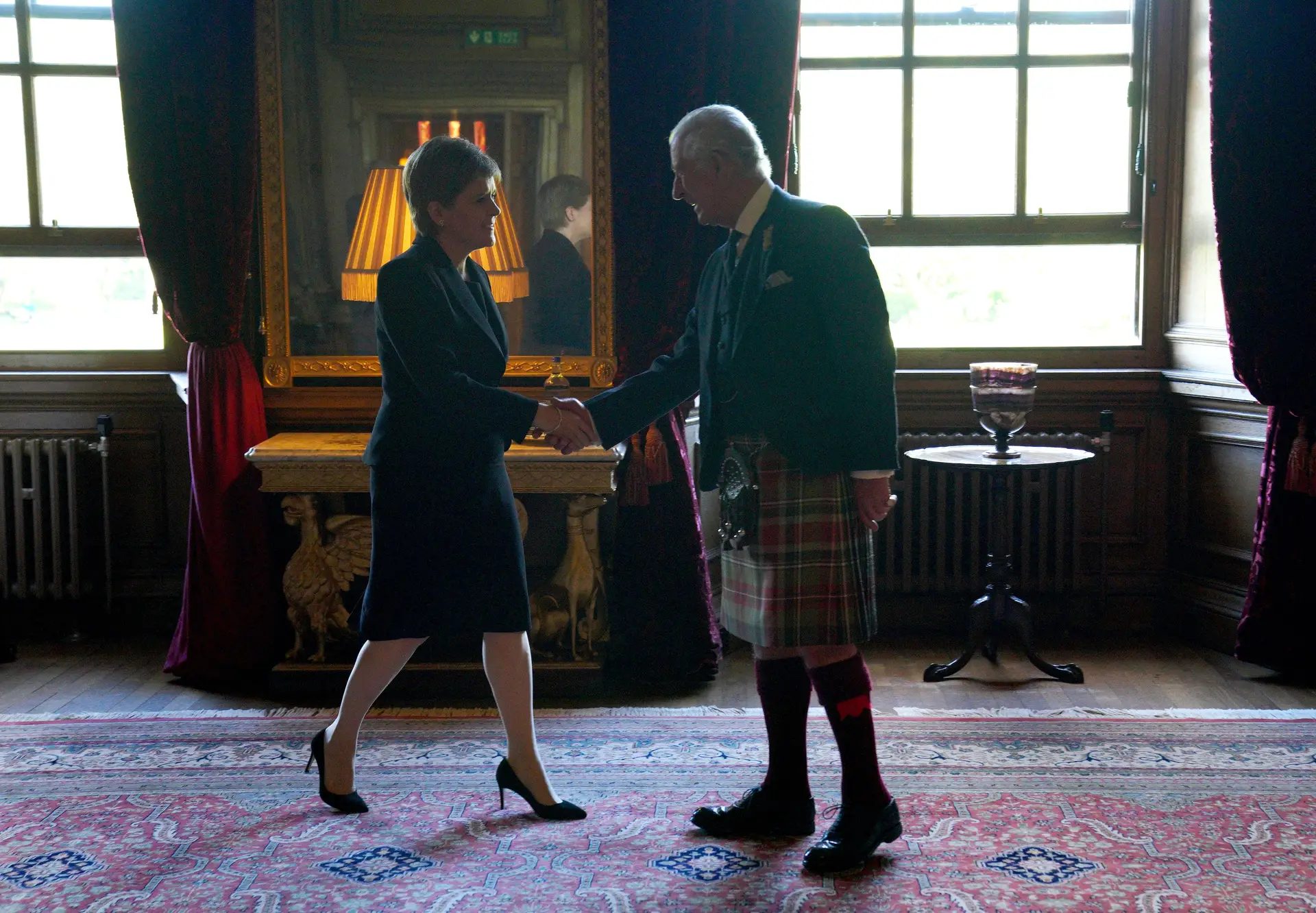Isabel II: Parlamento escocês recebeu Rei Carlos III