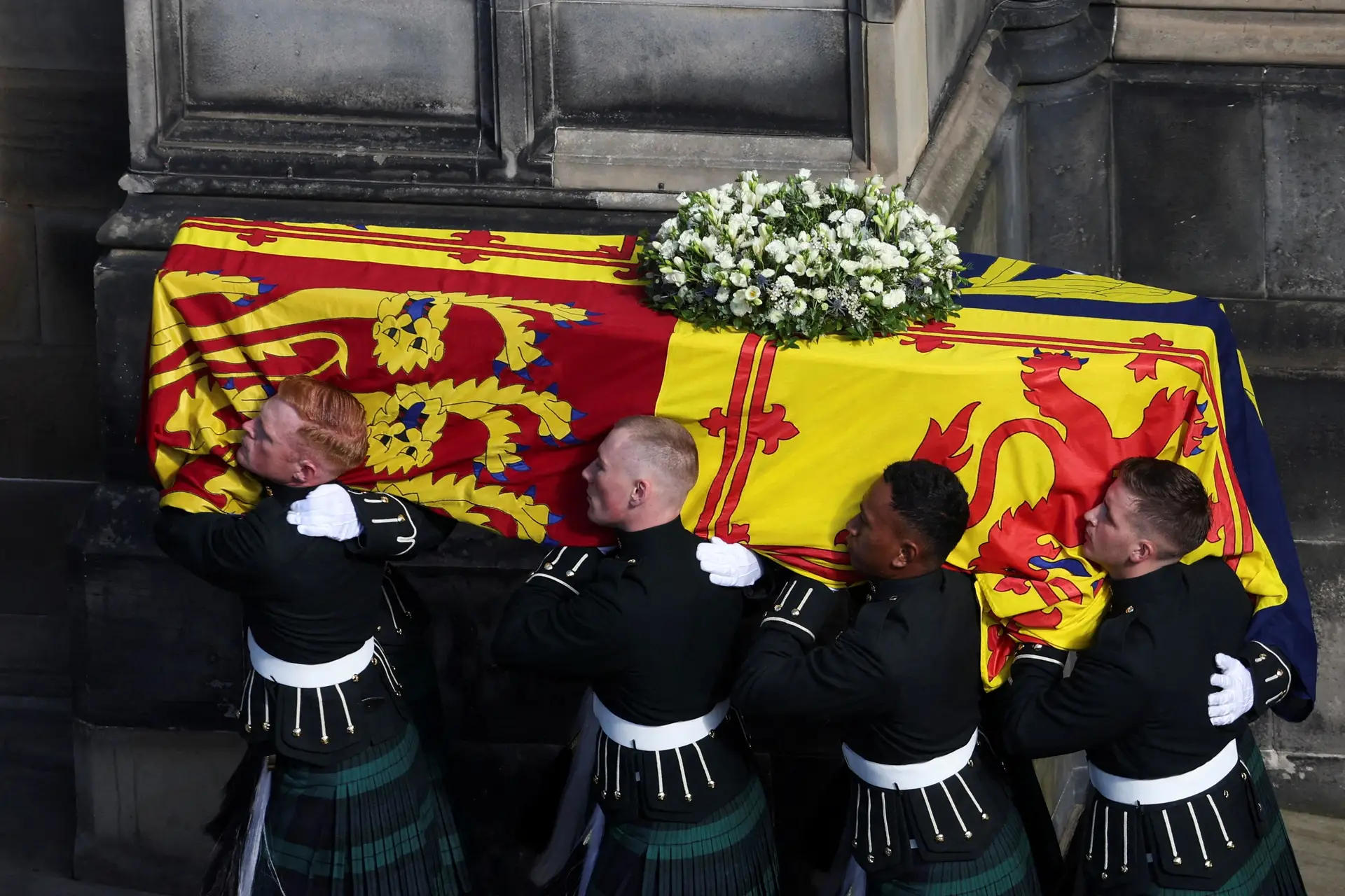 Britânico pede 'respeito' em dia de funeral da rainha e é