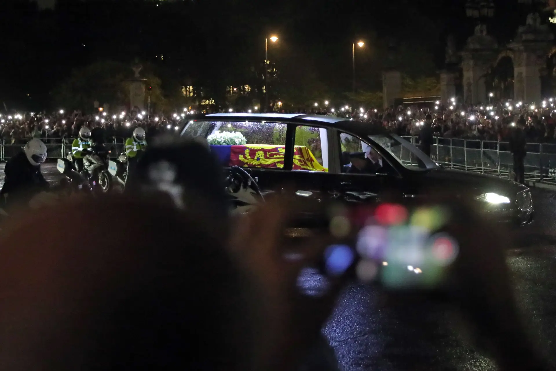 Dormir ao relento e sob forte chuva para a última homenagem à Rainha