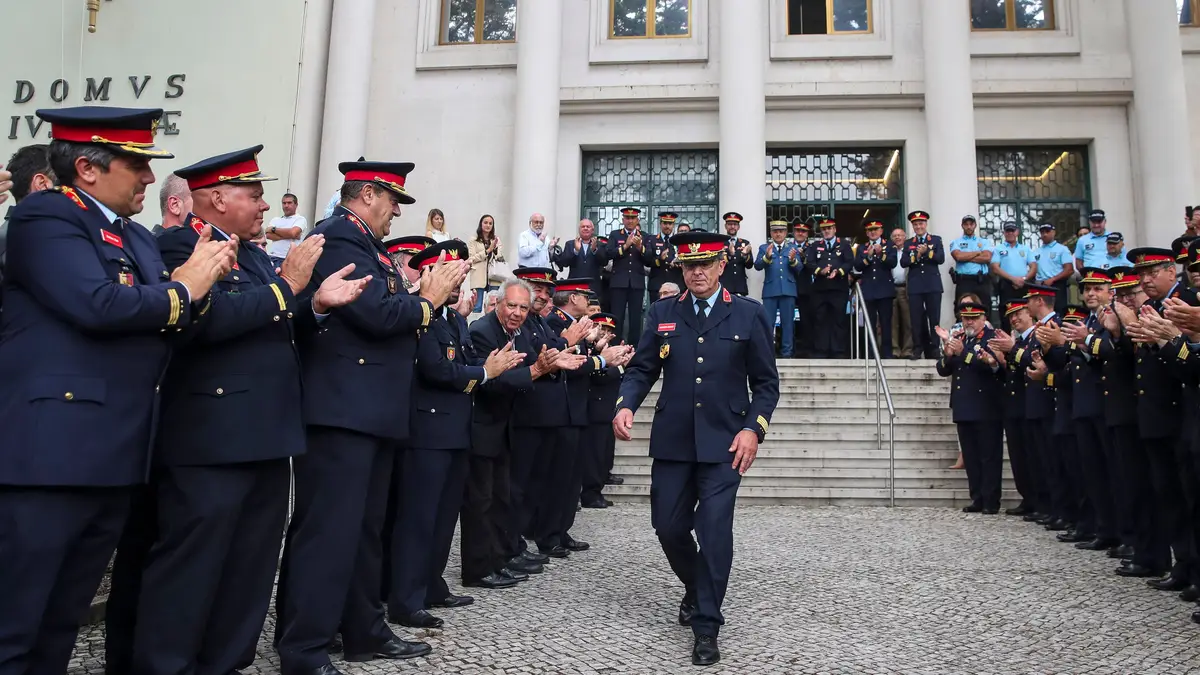 O comandante dos Bombeiros de Pedrógão Grande, Augusto Arnaut, aplaudido por comandantes de outras associações de bombeiros no final da leitura do acórdão do processo de Pedrógão Grande