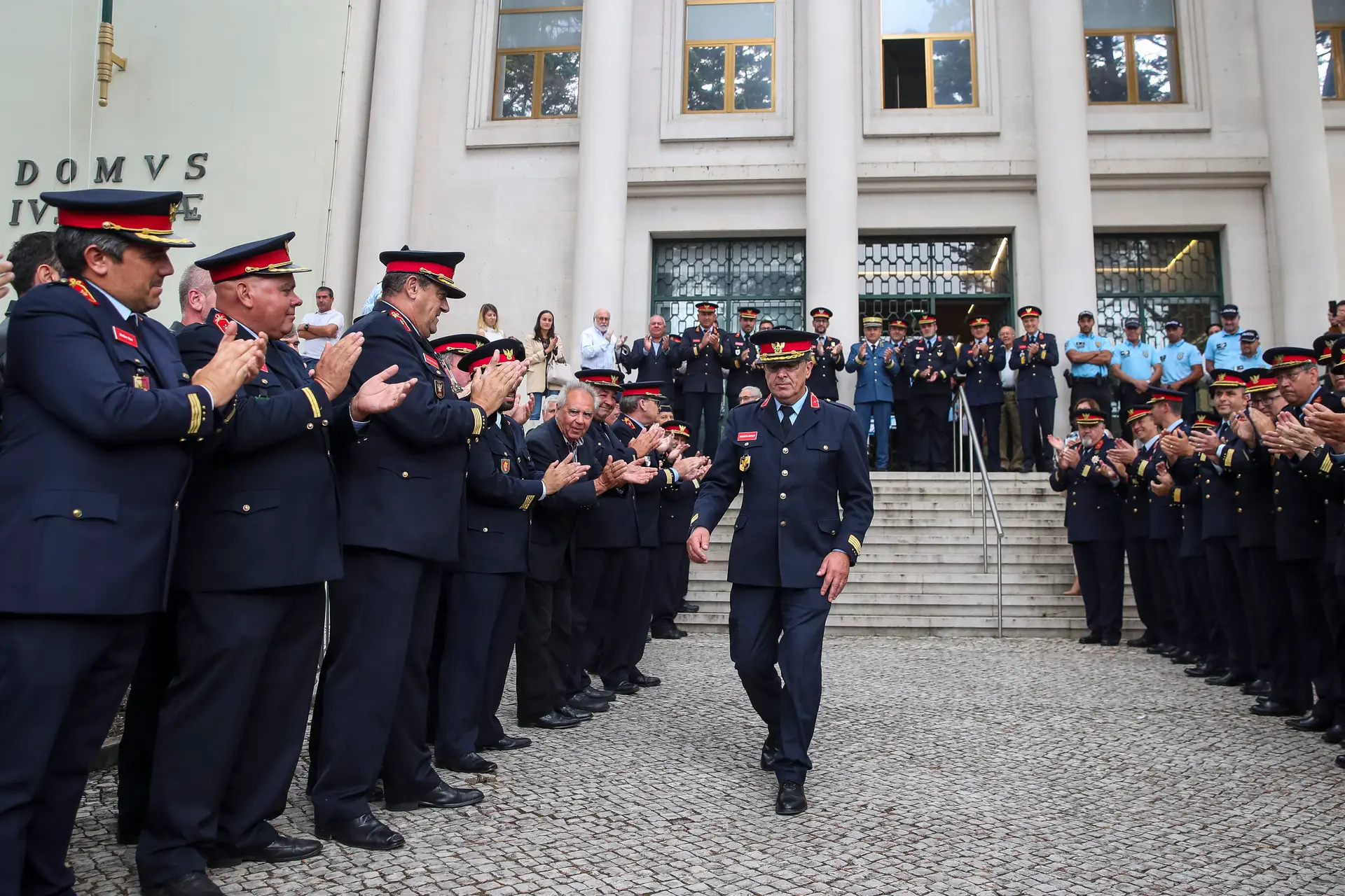 O comandante dos Bombeiros de Pedrógão Grande, Augusto Arnaut, aplaudido por comandantes de outras associações de bombeiros no final da leitura do acórdão do processo de Pedrógão Grande