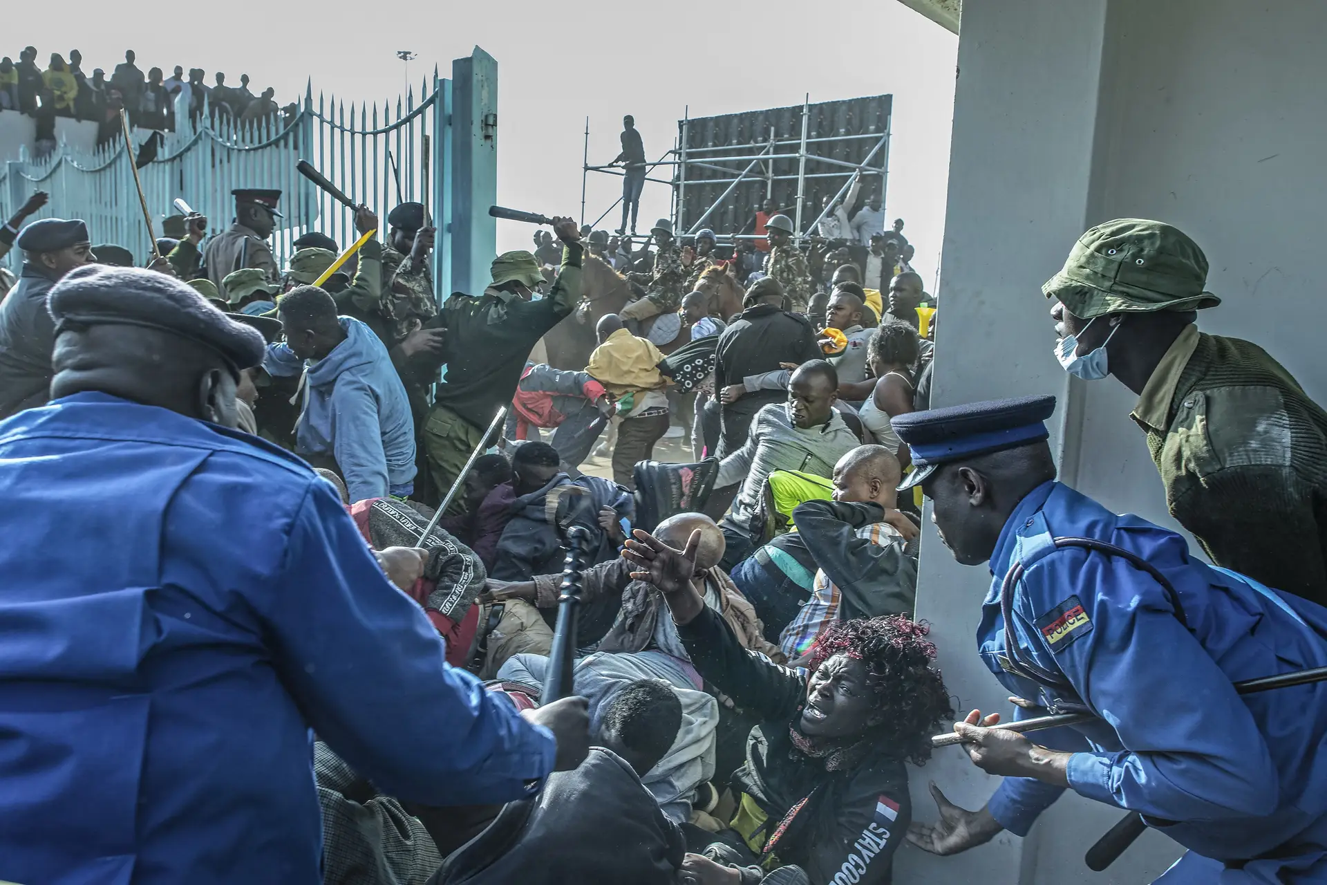 Momentos de caos no Quénia após multidão tentar entrar em estádio sobrelotado