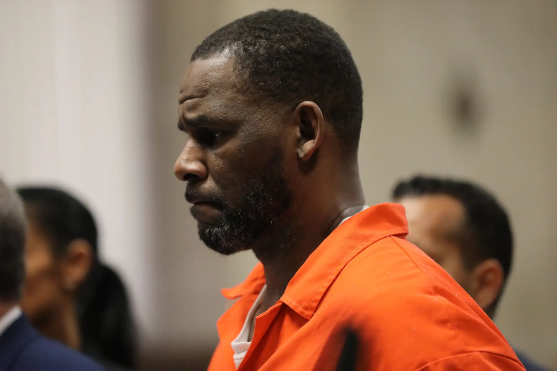 Músico R. Kelly declarado culpado por pornografia infantil