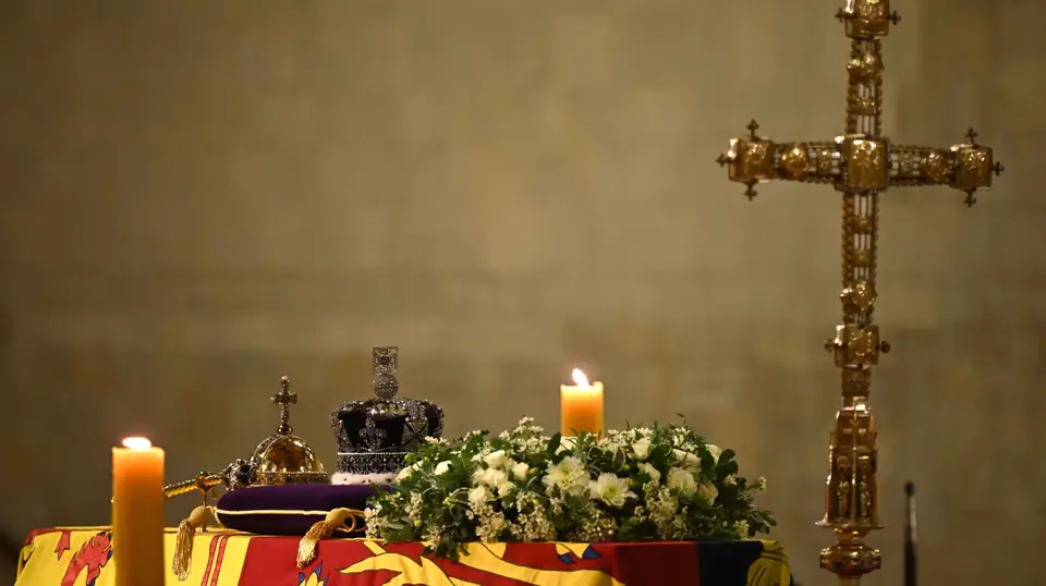 Urna Rainha Isabel II