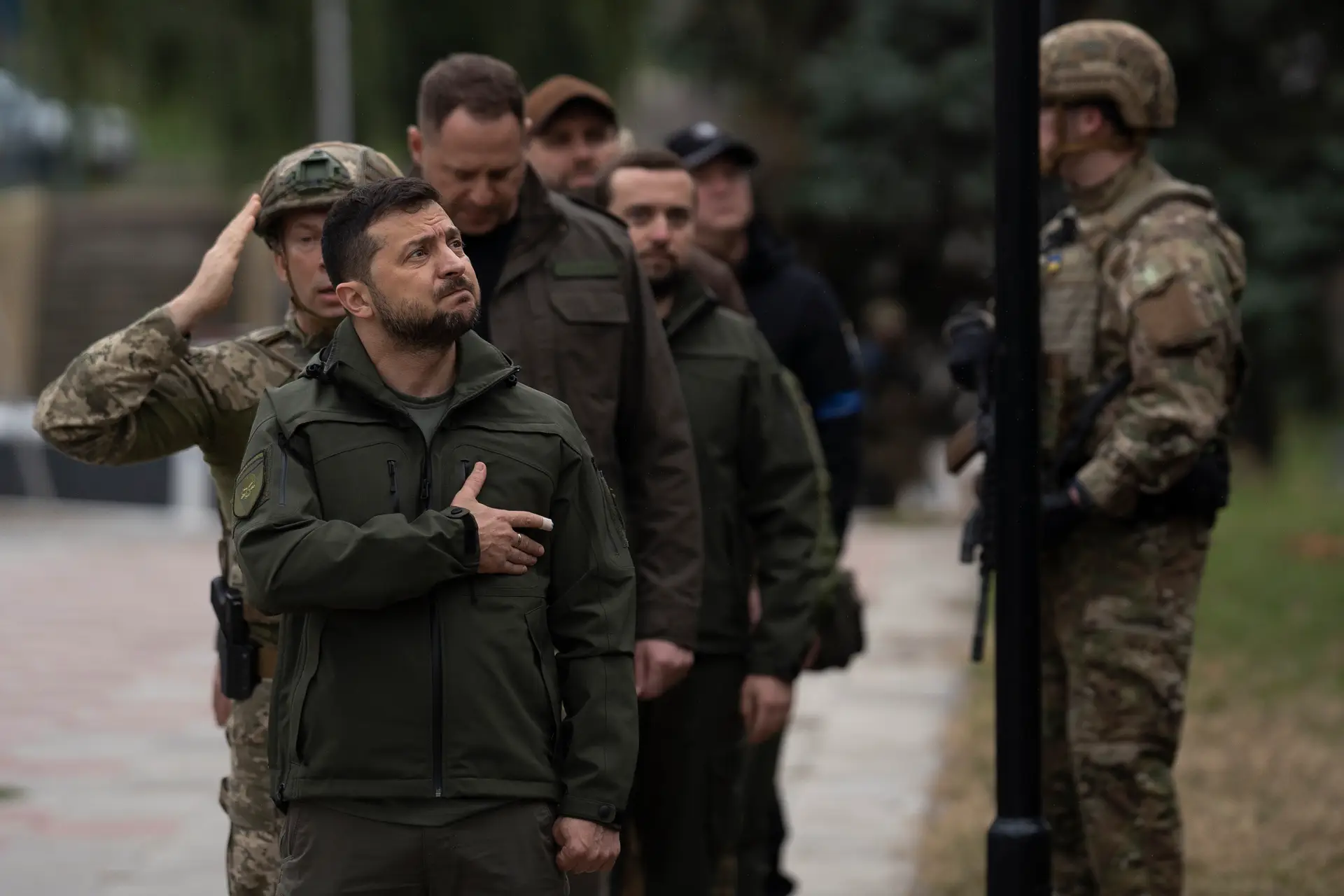 Durante a visita a Izium, Zelensky participou numa cerimónia em que a bandeira ucraniana foi hasteada e saudou os soldados que participaram na operação de libertação.