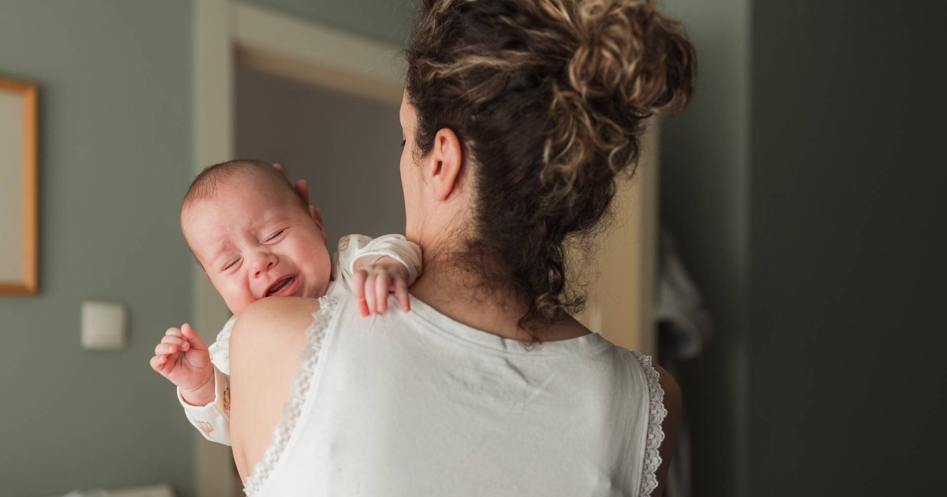科学者は、明らかな理由もなく泣いている赤ちゃんを落ち着かせる方法を明らかにします