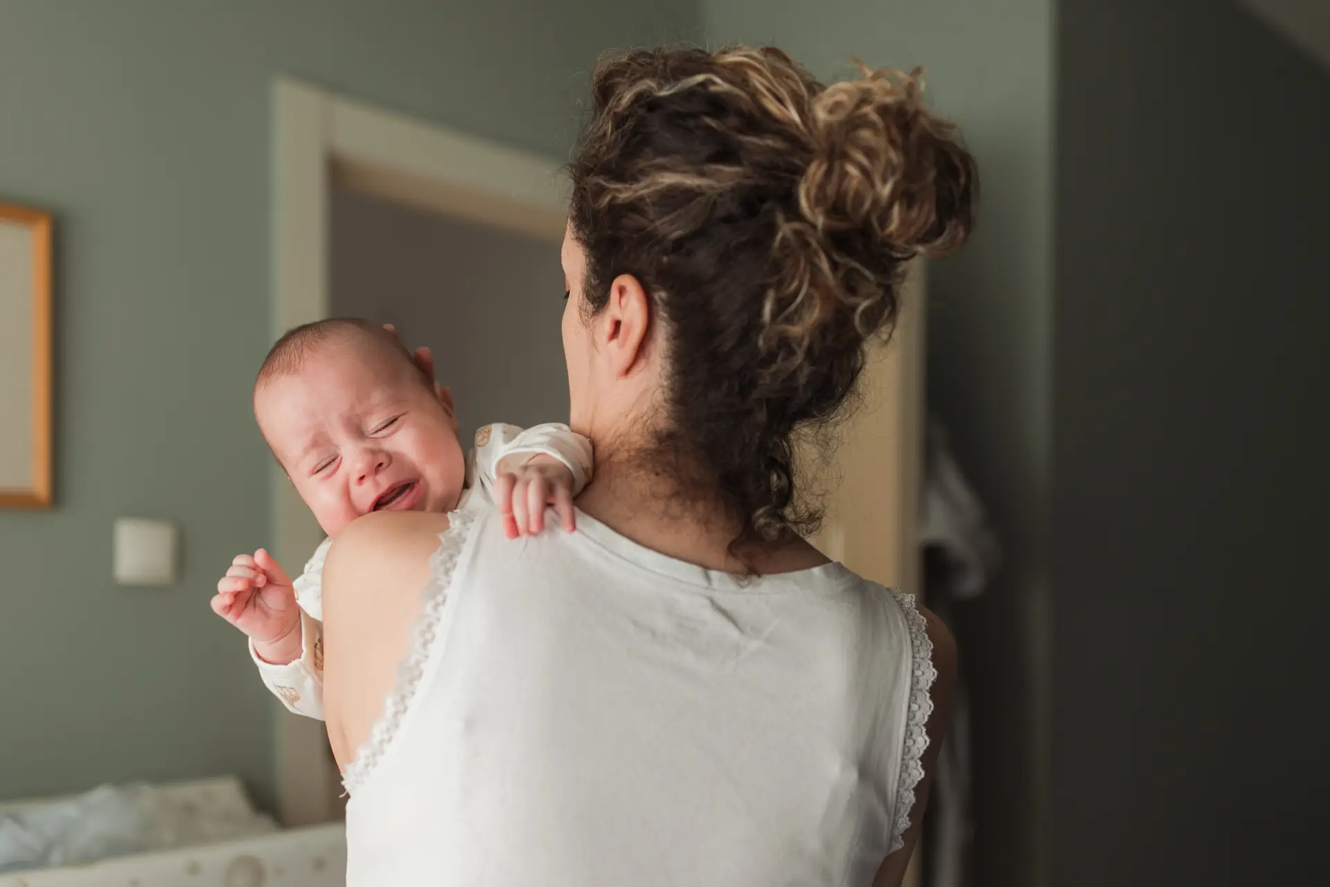 Cientistas revelam o truque para acalmar um bebé que chora sem motivo aparente