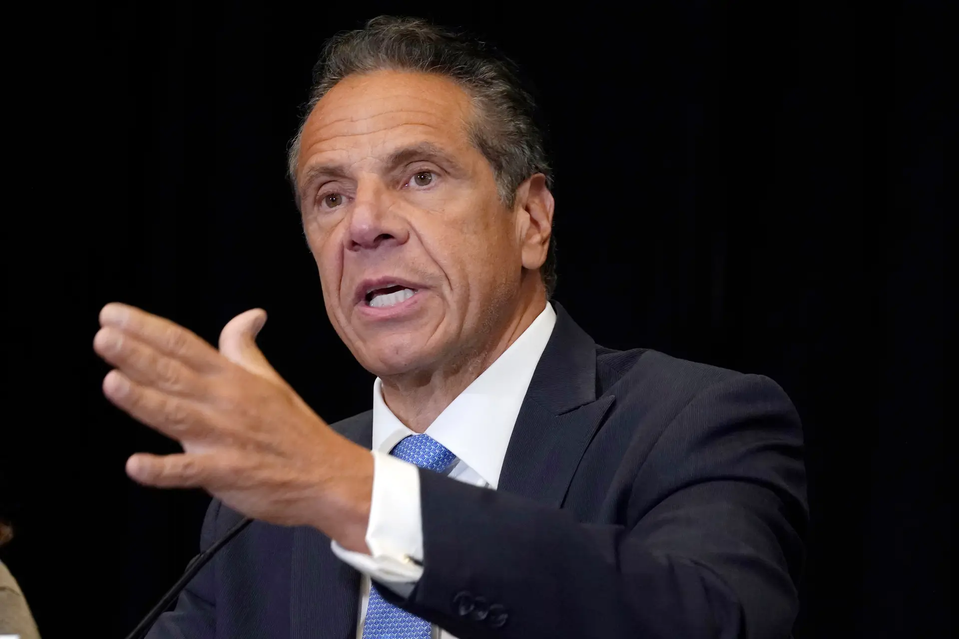 Ex-governador de Nova Iorque envolvido em escândalo sexual faz queixa contra procuradoria-geral