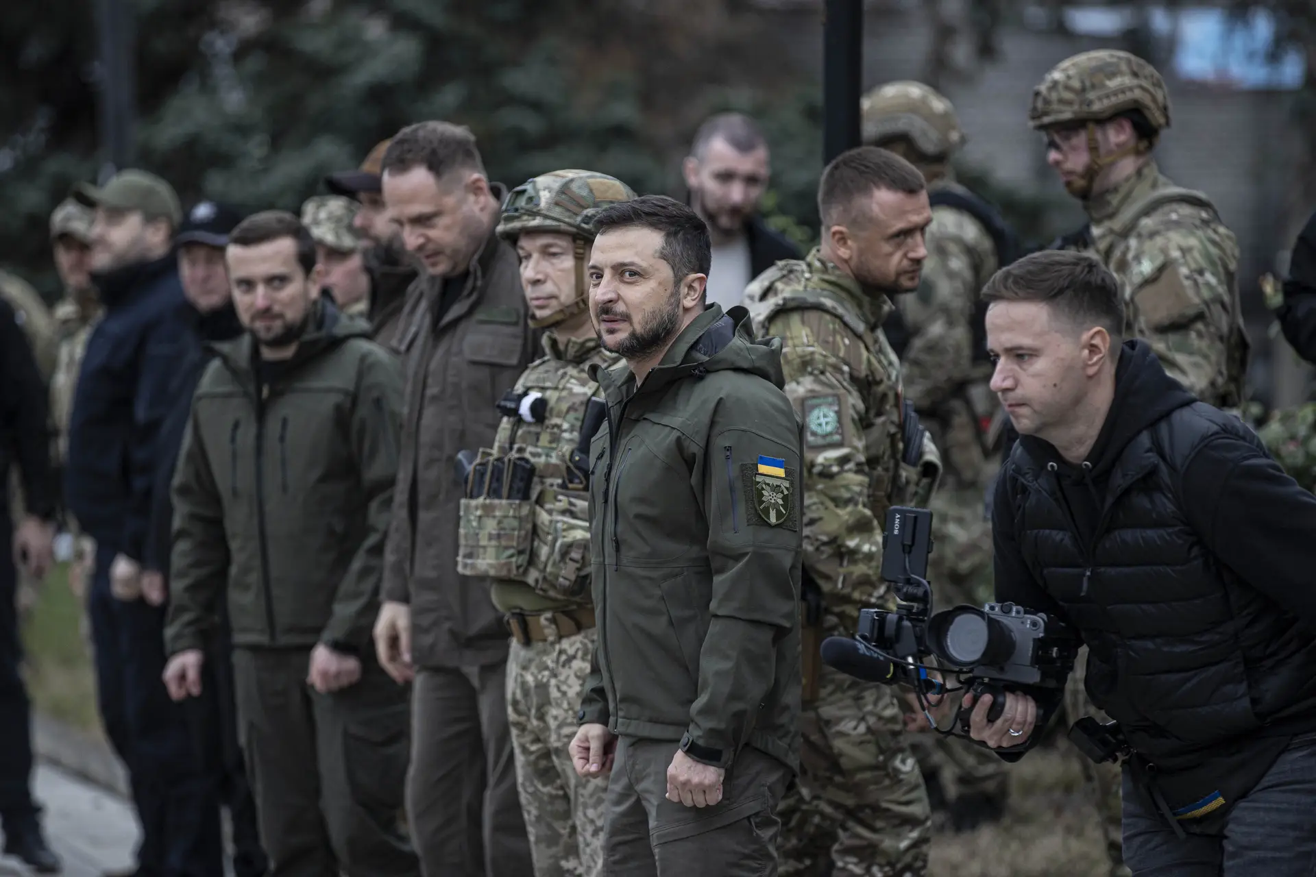 Zelensky assina decreto para criar vários comandos militares em Kherson