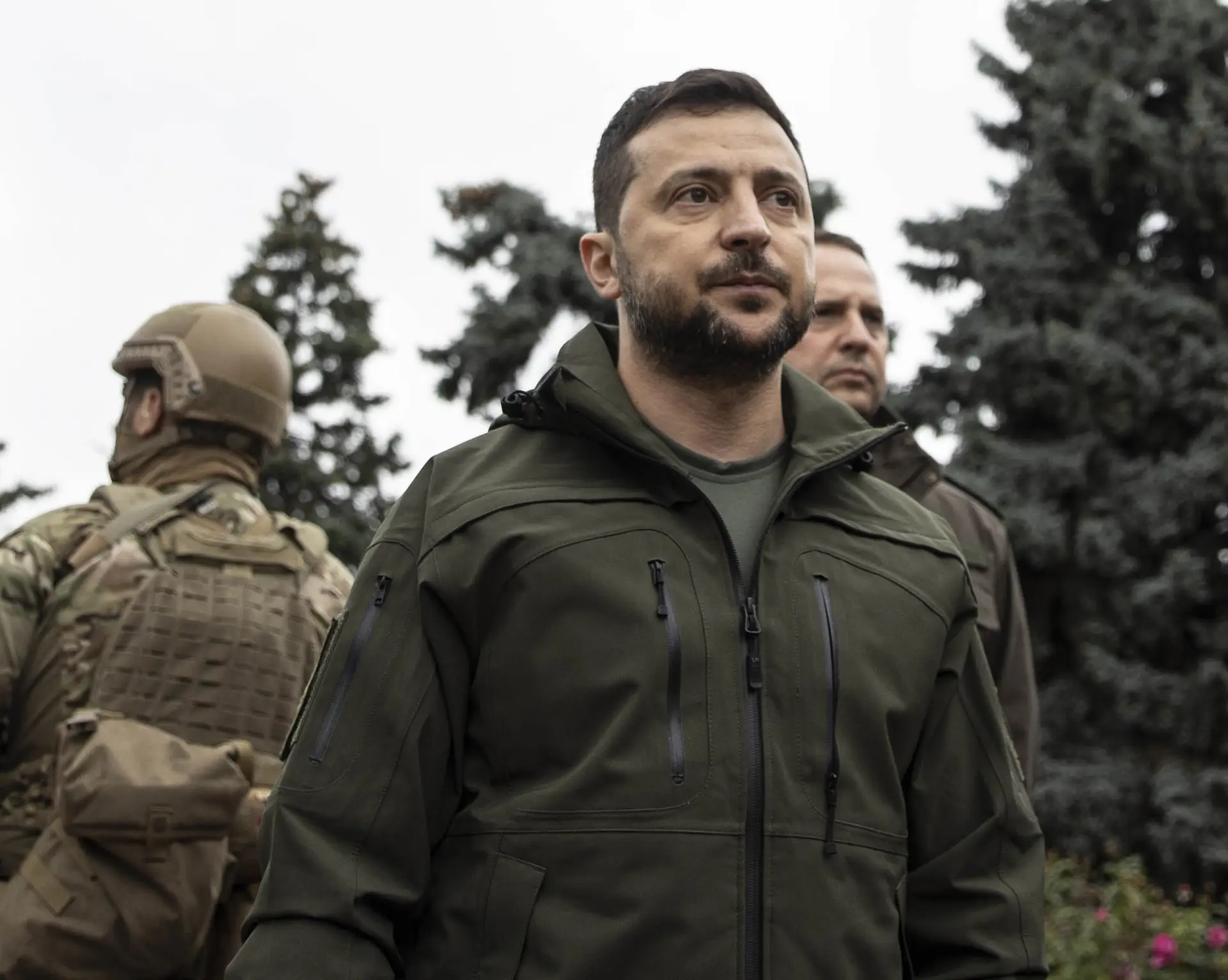 Zelensky afirma que "defensores" ucranianos controlam "linha da frente"