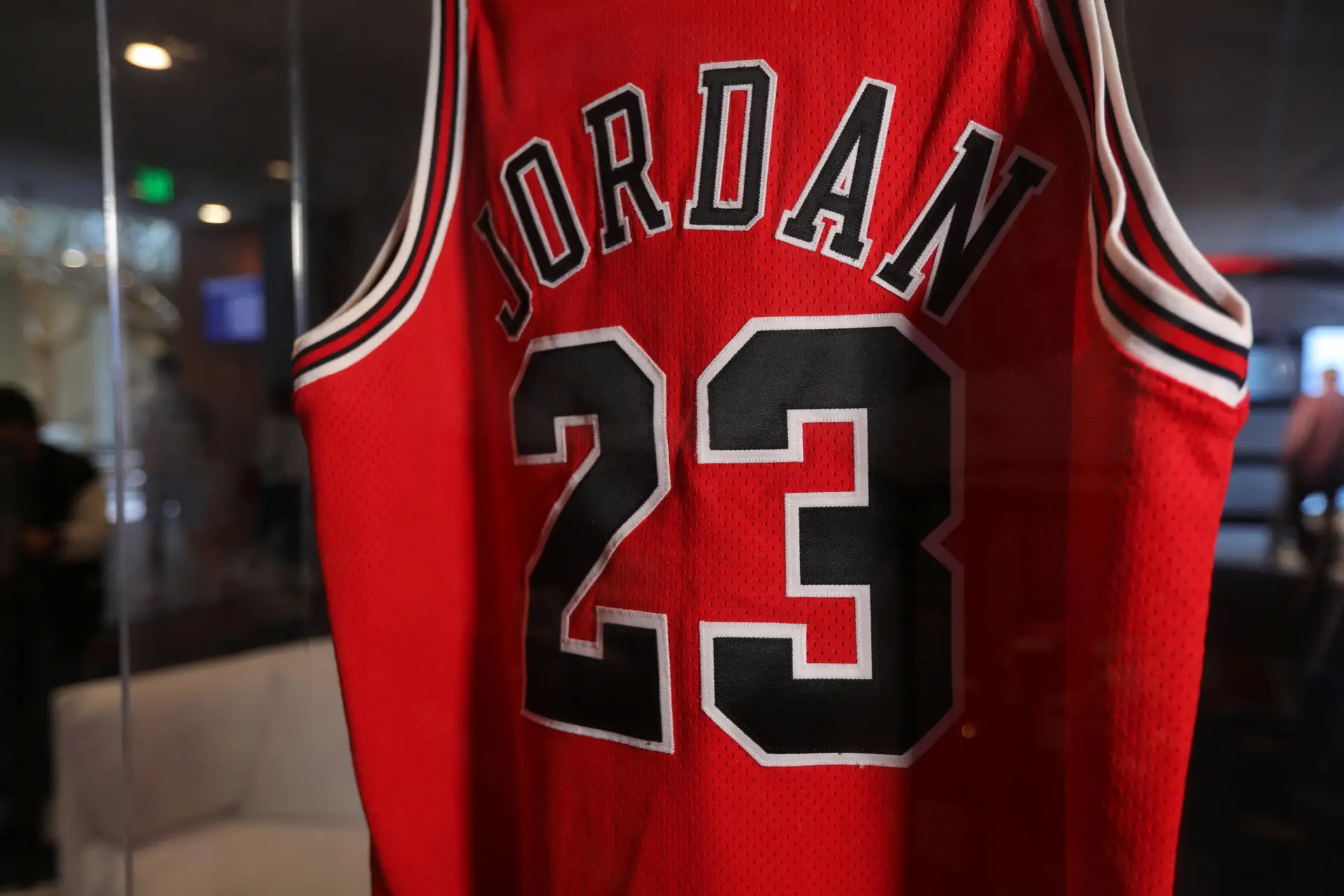 Camisola usada por Michael Jordan nas finais de 1998 leiloada por valor recorde