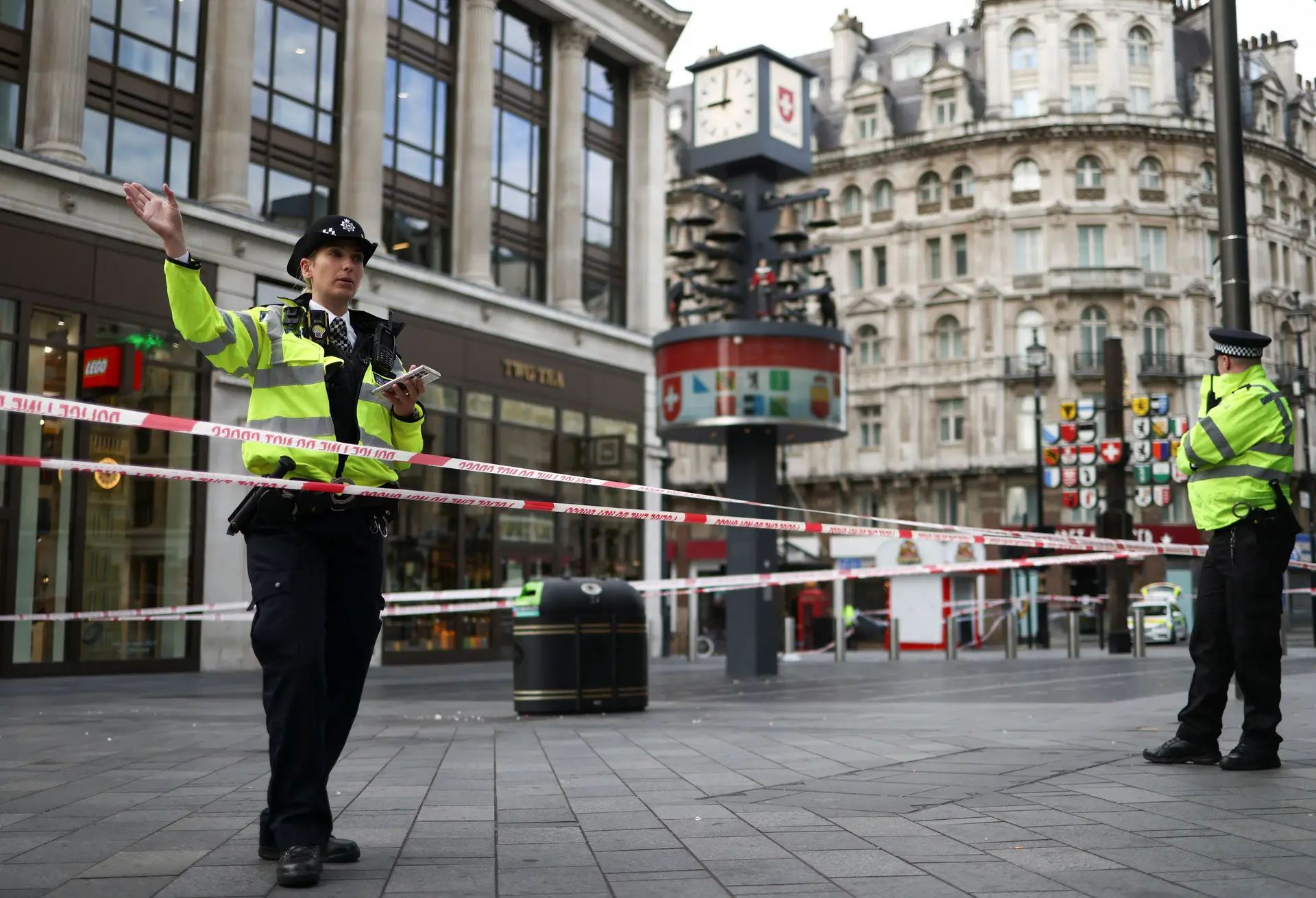 Dois polícias foram hospitalizados depois de terem sido esfaqueados por um homem perto de Leicester Square, no centro de Londres.