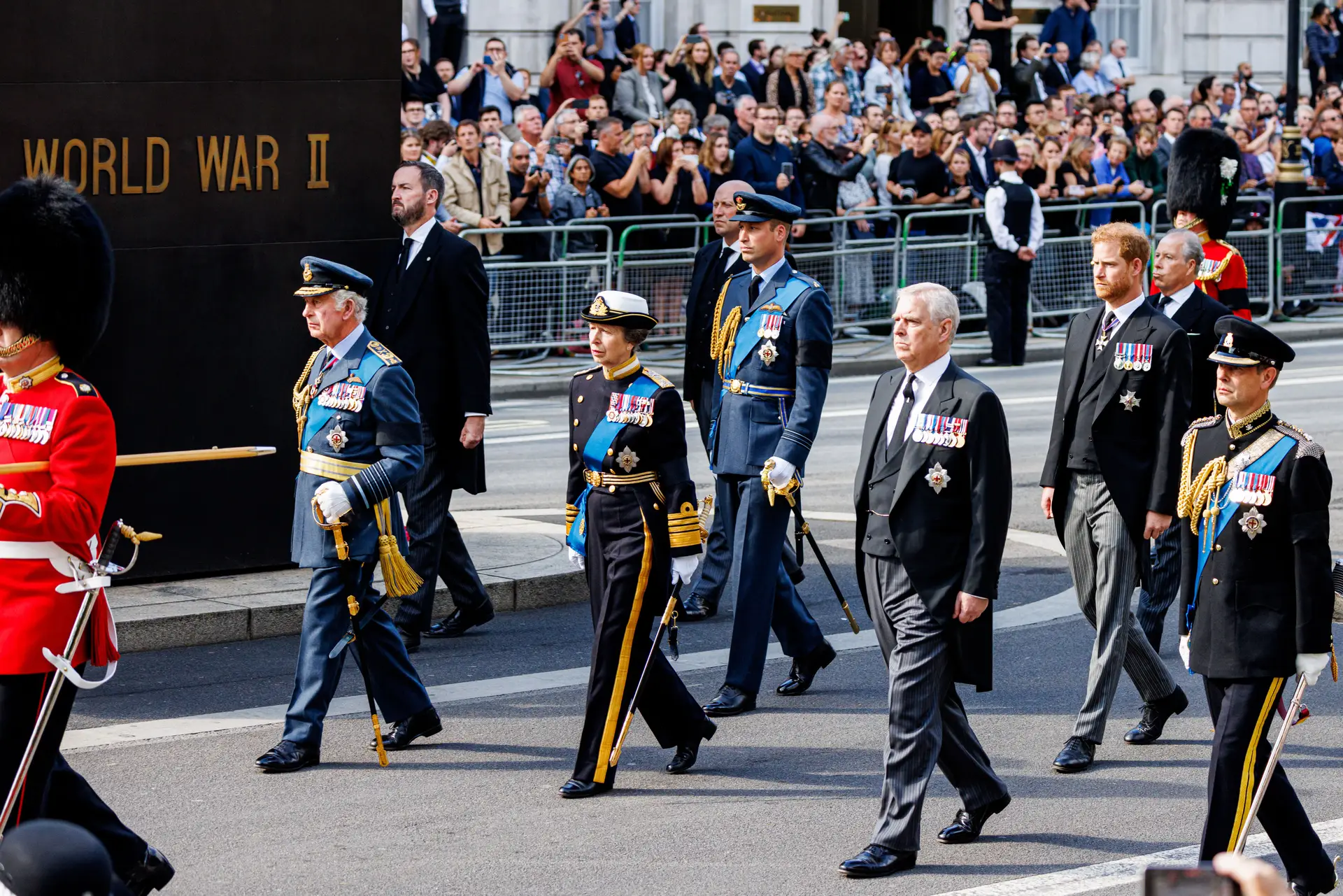 Príncipes André e Harry autorizados a usar uniforme militar em cerimónias fúnebres