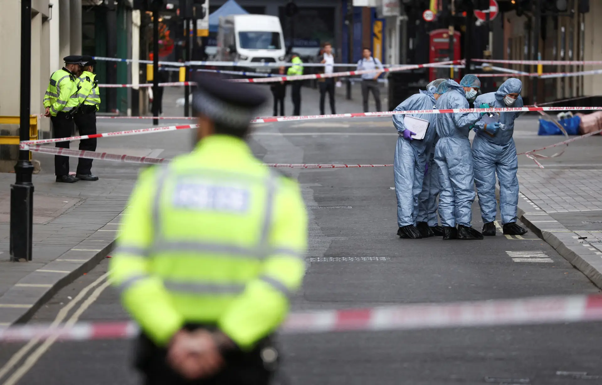 Polícia reitera que esfaqueamento de polícias em Londres não é terrorismo