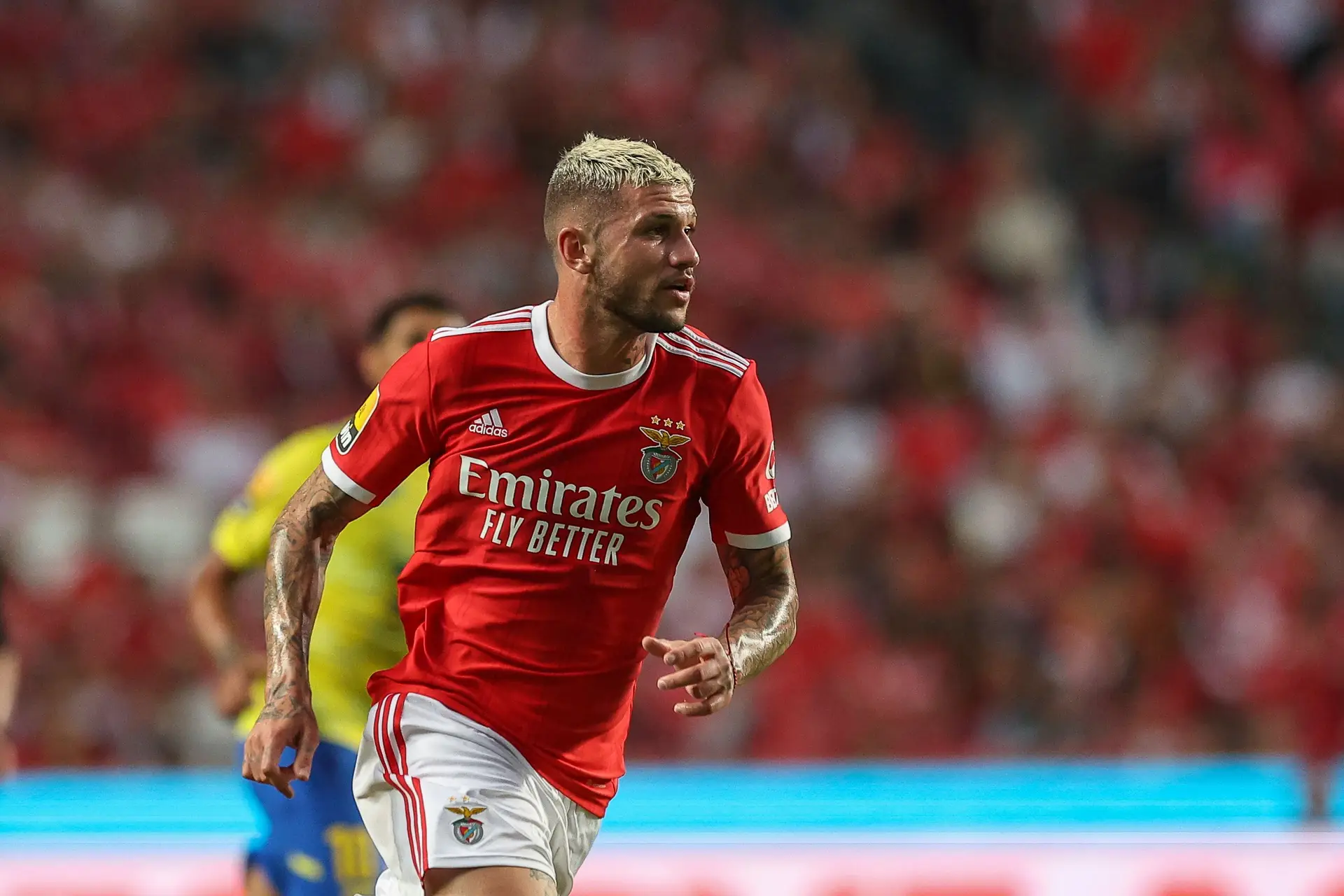 Benfica renova contrato com Morato por mais cinco anos