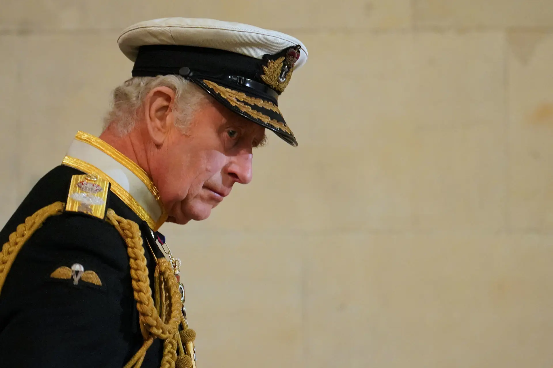 Carlos III compromete-se "a respeitar os que seguem outros caminhos espirituais" no Reino Unido
