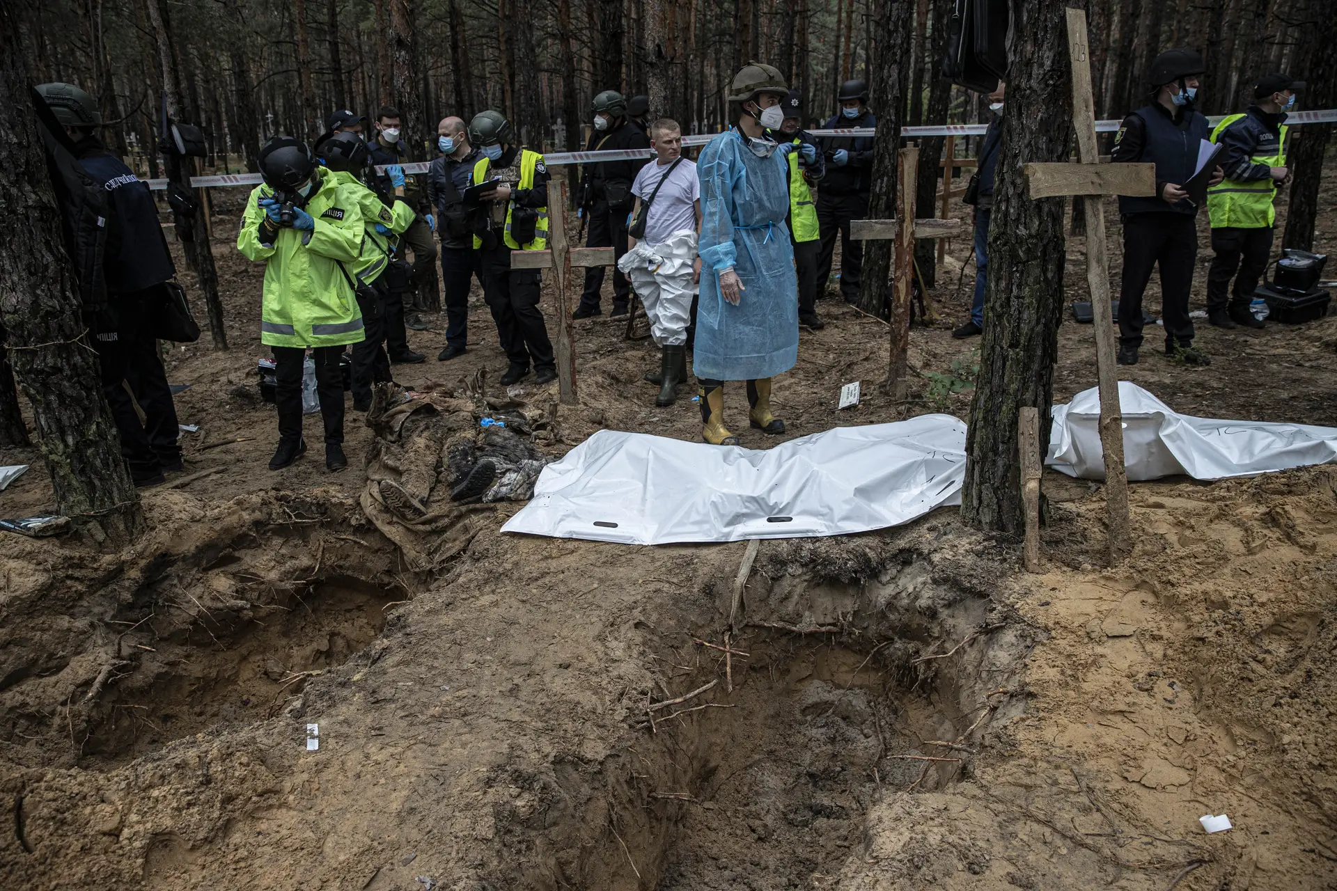 Vala comum com cerca de 450 corpos em Izium, em Kharkiv, Ucrânia