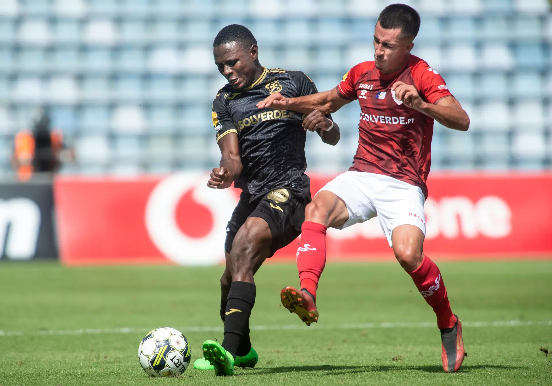 O jogador do Santa Clara, Ricardinho, disputa a bola com o jogador do Paços de Ferreira, Mitchoi, no Estádio de São Miguel em Ponta Delgada, Açores.