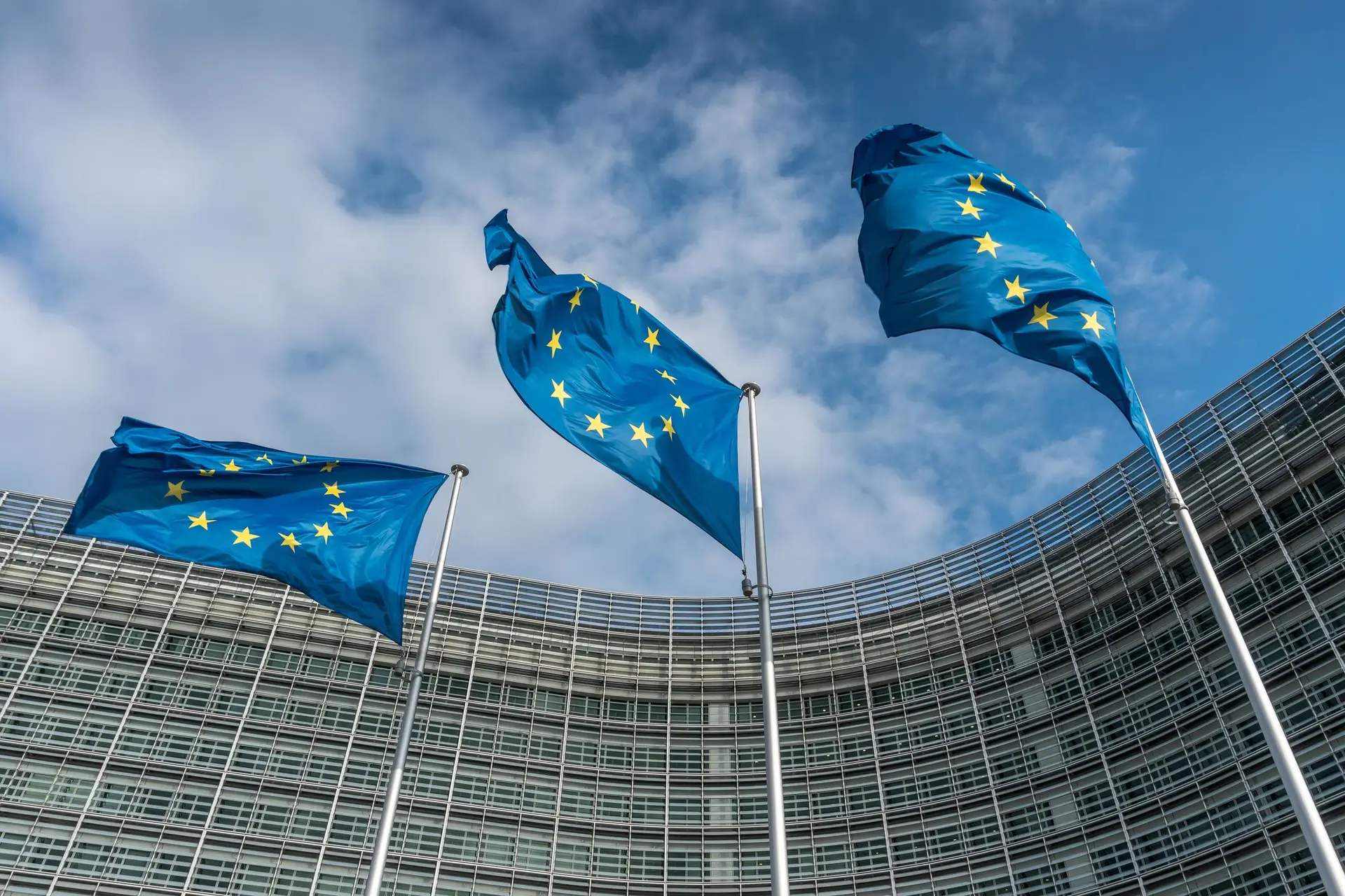 Comissão Europeia propõe corte de 65% de fundos à Hungria por violação de Estado de direito
