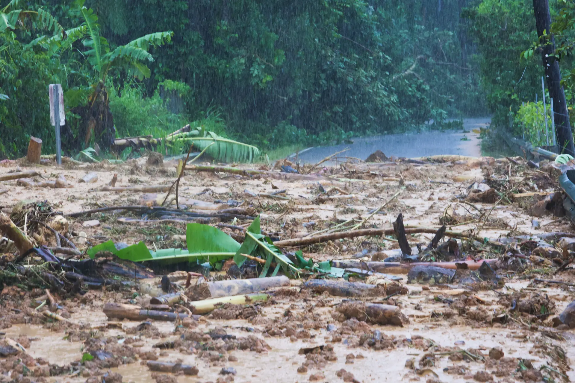 Estrada bloqueada depois de um deslizamento de terras causado pelo furacão Fiona em Cayey, Porto Rico.