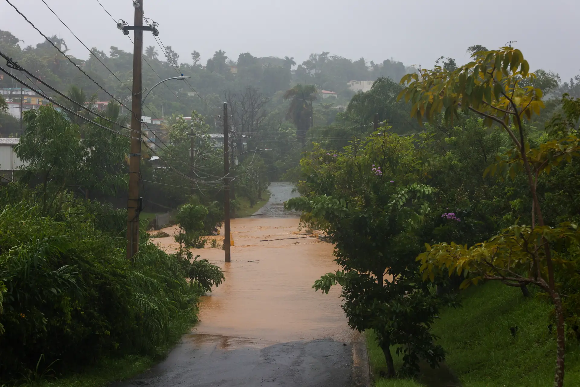 Estrada inundada à passagem do furacão Fiona, em Porto Rico.