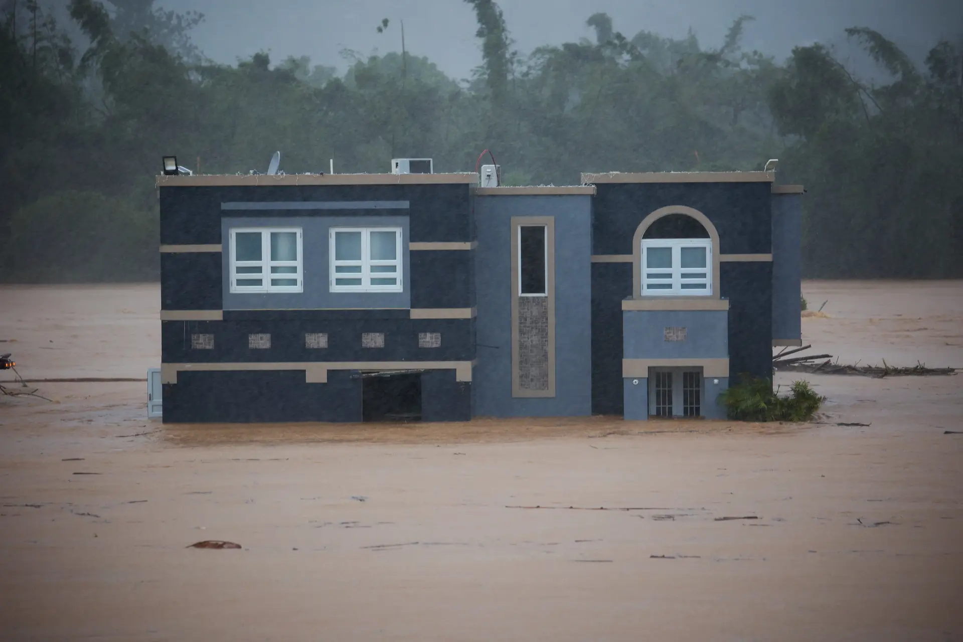 Casa inundada com a passagem do furacão Fiona em Cayey, Porto Rico. Três pessoas estavam dentro de casa, mas foram resgatadas.