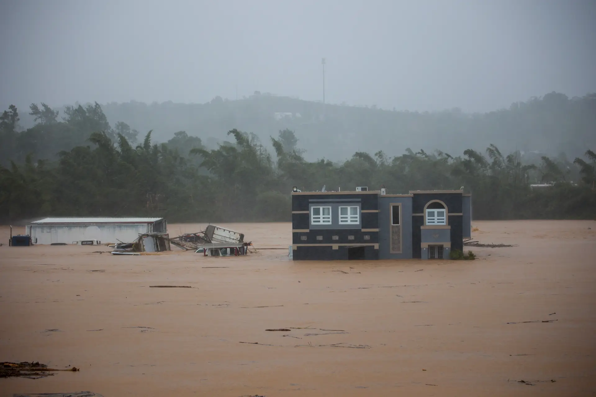 Casa inundaa devido a cheias provocadas pela passagem do furacão Fiona em Porto Rico.