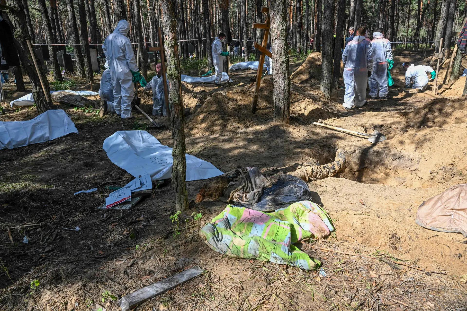 Kremlin classifica como "mentira" a descoberta de centenas de corpos em Izium