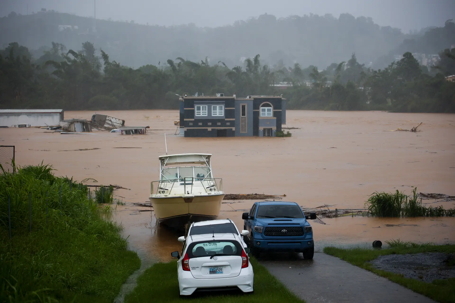 Furacão Fiona toca Porto Rico, vento e chuva causam apagão geral na ilha -  SIC Notícias