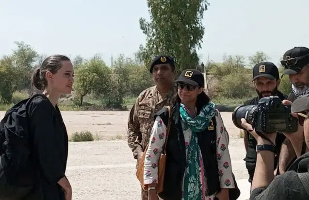 Angelina Jolie faz visita surpresa ao Paquistão