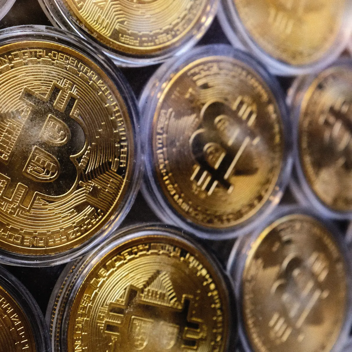 Bitcoin atinge novo máximo acima de 69.000 dólares - SIC Notícias