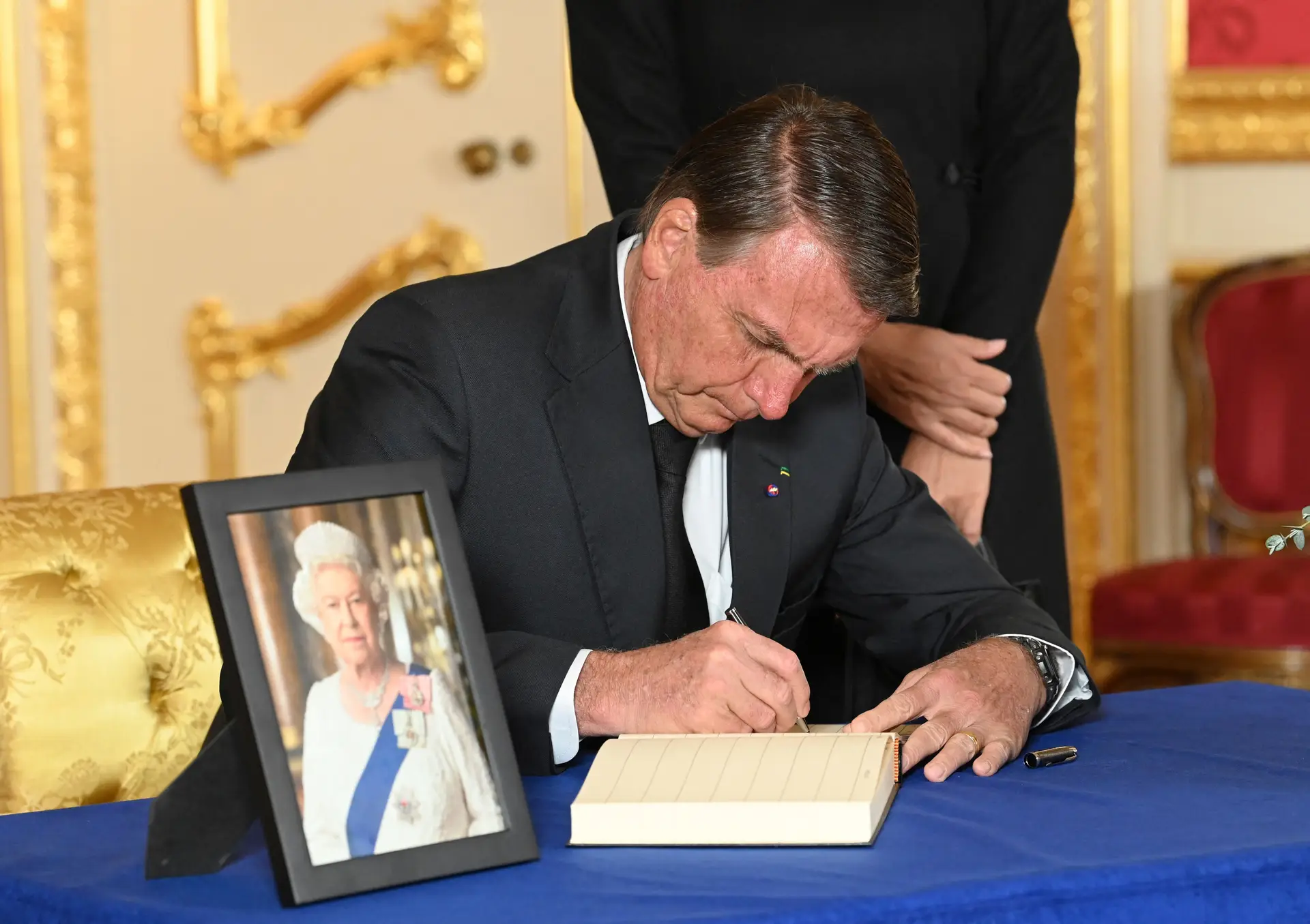Candidatos às eleições no Brasil criticam aproveitamento político de Bolsonaro no funeral de Isabel II
