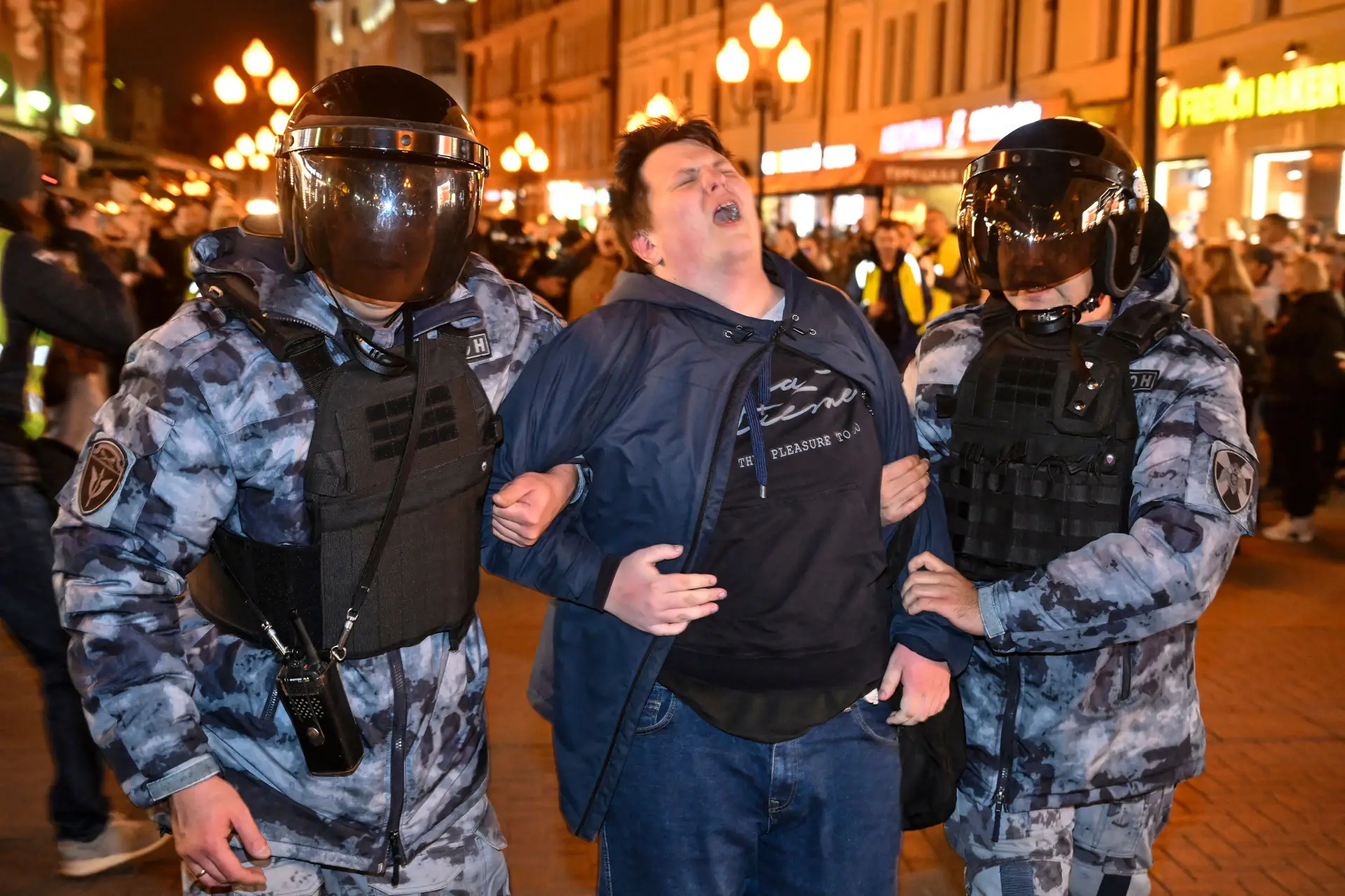 "Não à guerra": centenas de detidos em protestos na Rússia