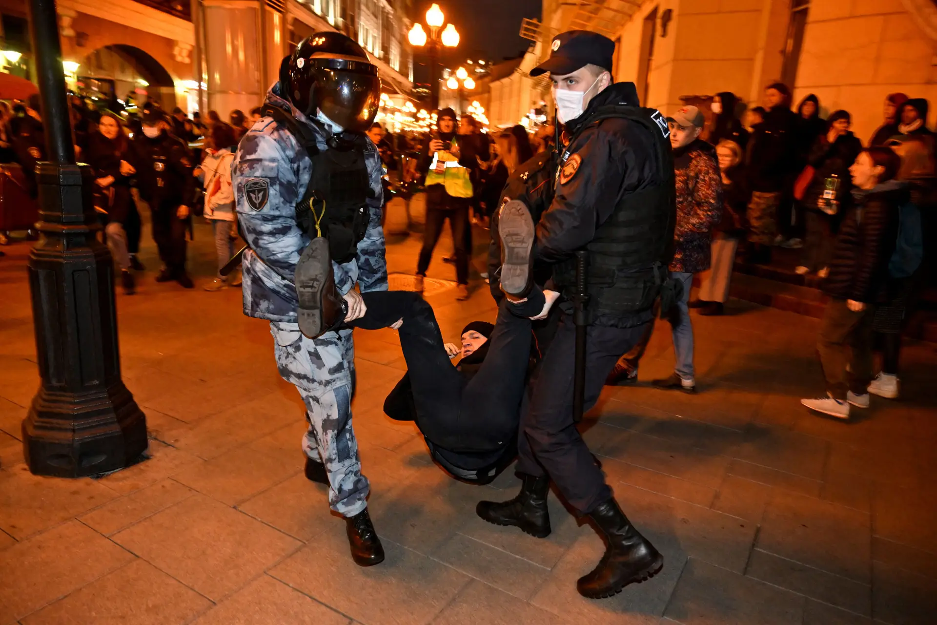 "Não à guerra": centenas de detidos em protestos na Rússia