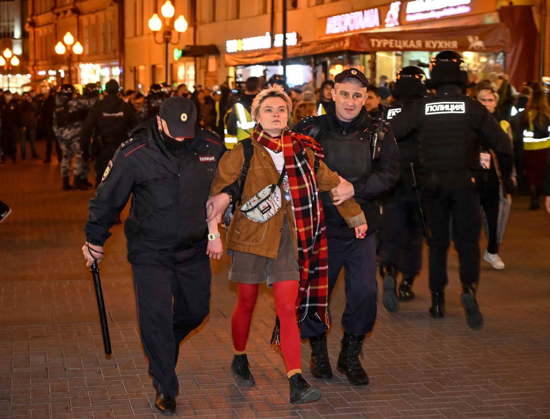 "Não à guerra": centenas de detidos em protestos na Rússia