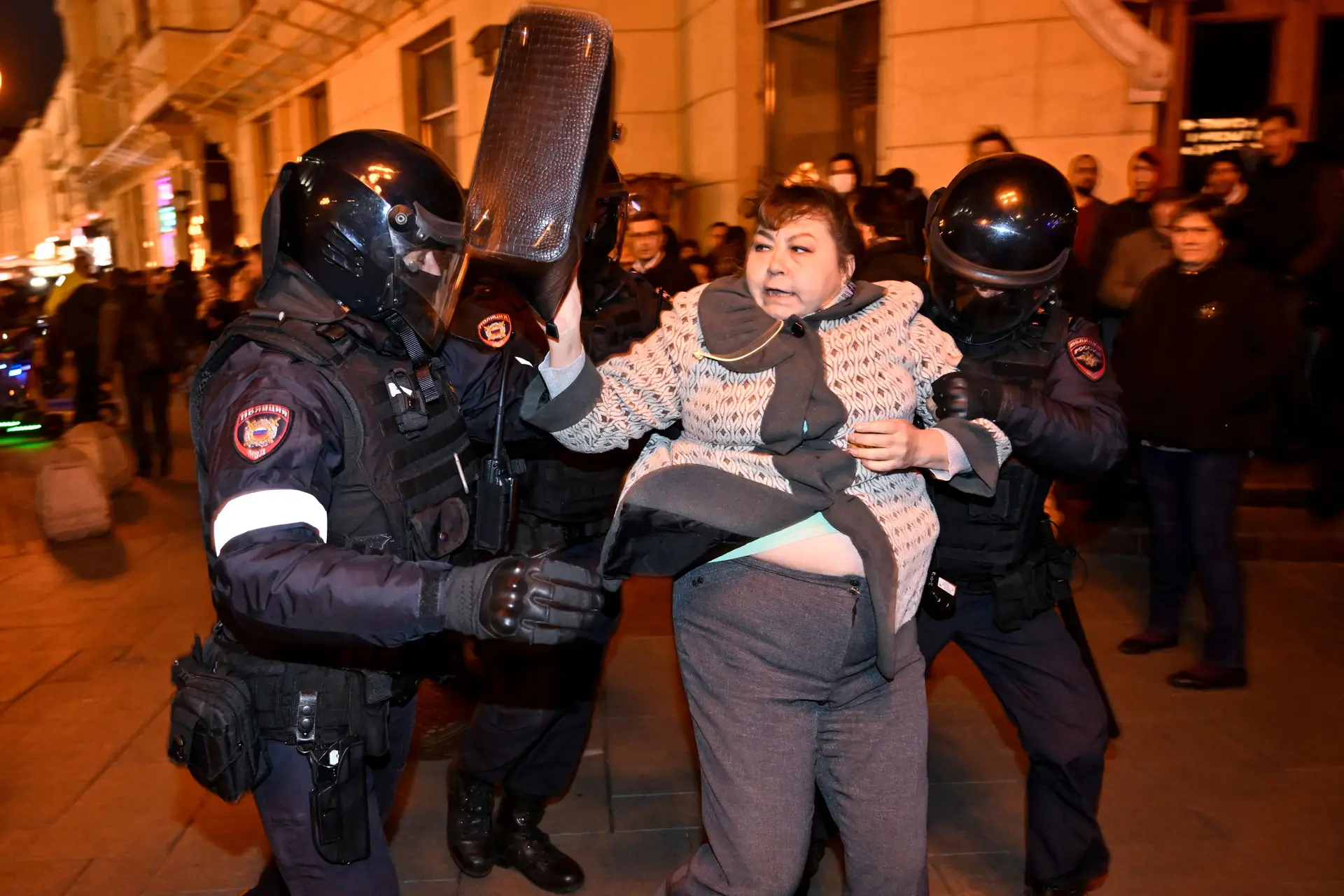 "Não à guerra": centenas de detidos em protestos na Rússia
