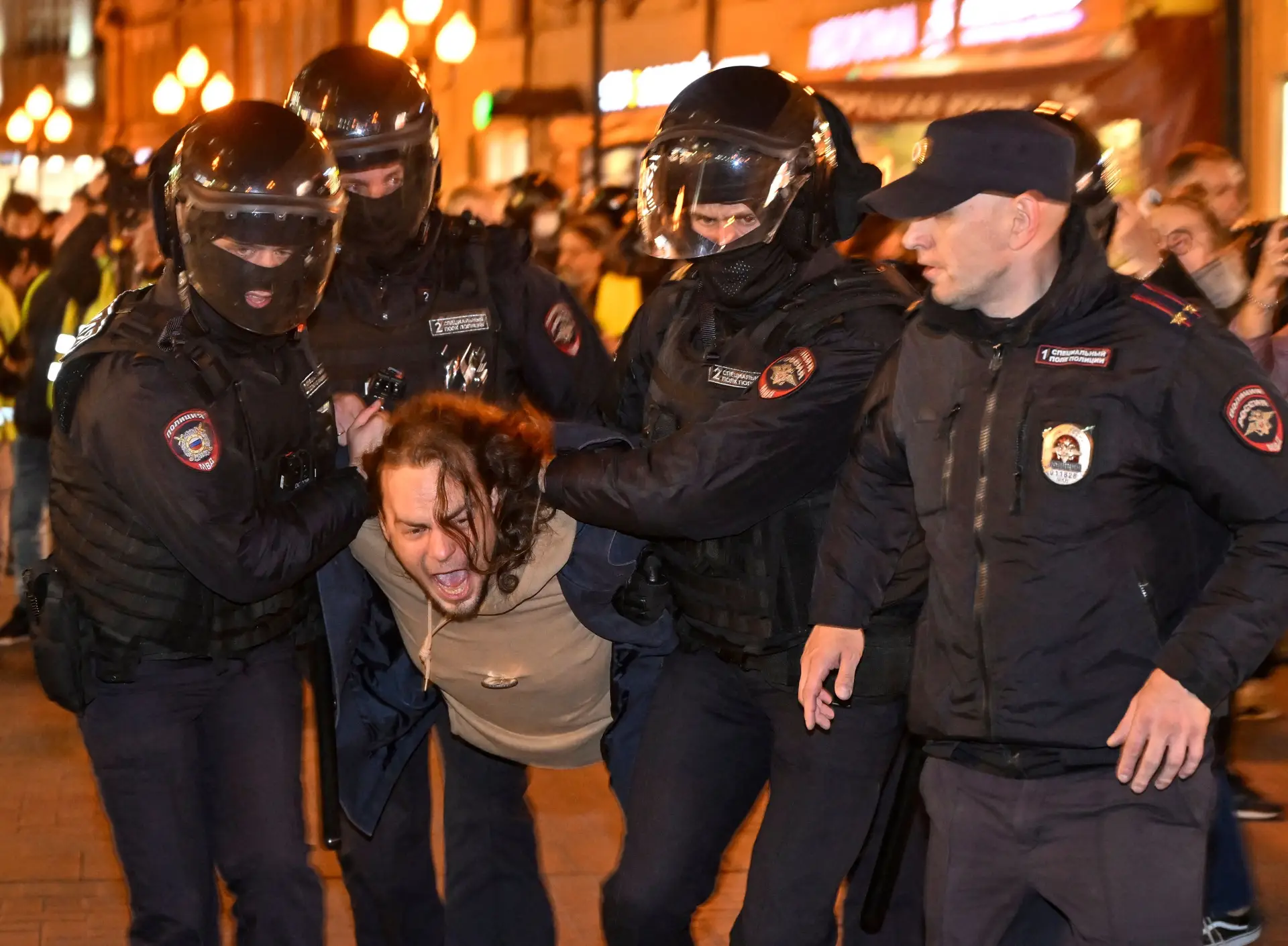 "Não à guerra": centenas de detidos em protestos na Rússia