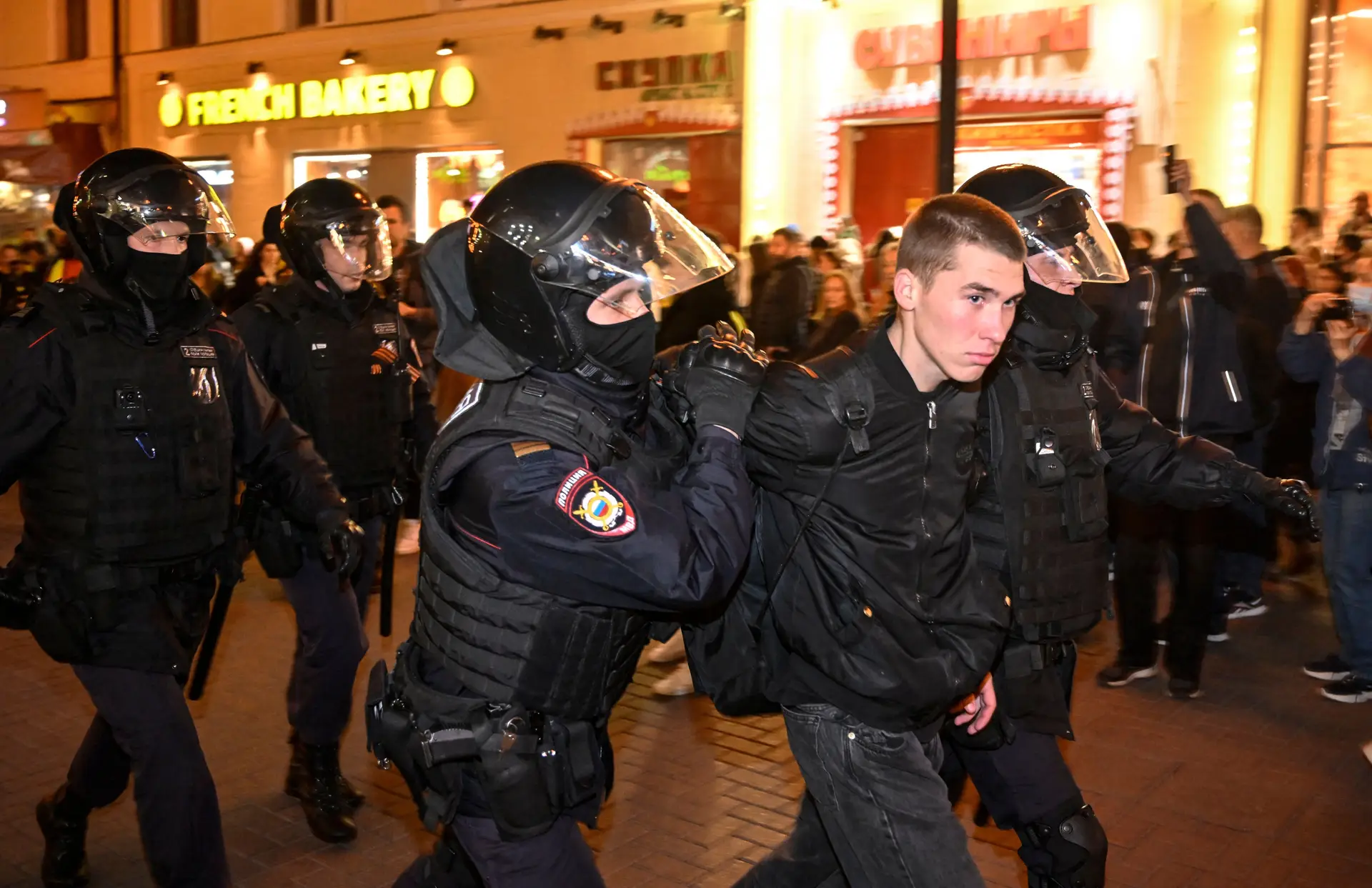 "Não à guerra": centenas de detidos em protestos na Rússia