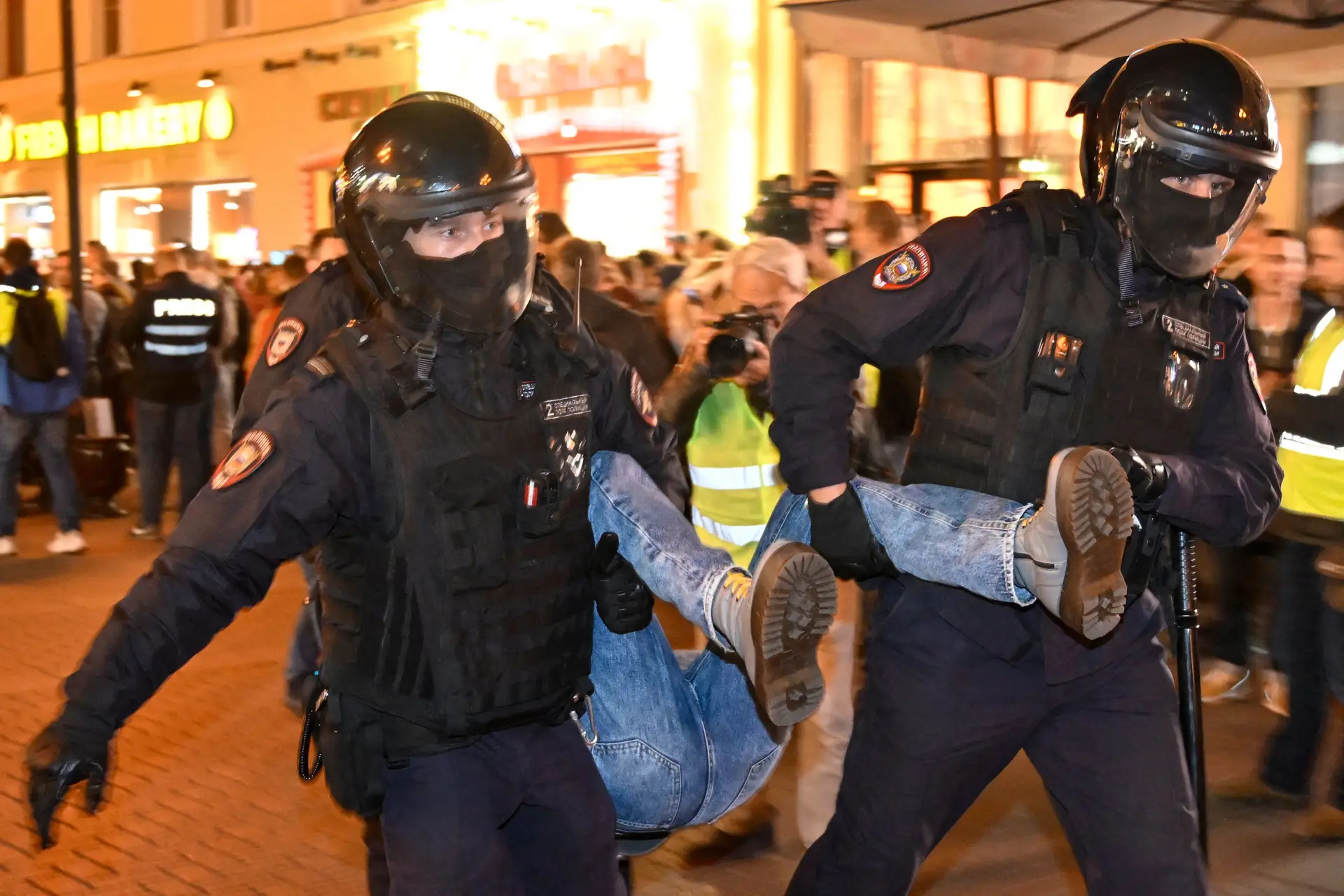 "Não à guerra": centenas de detidos em protestos na Rússia
