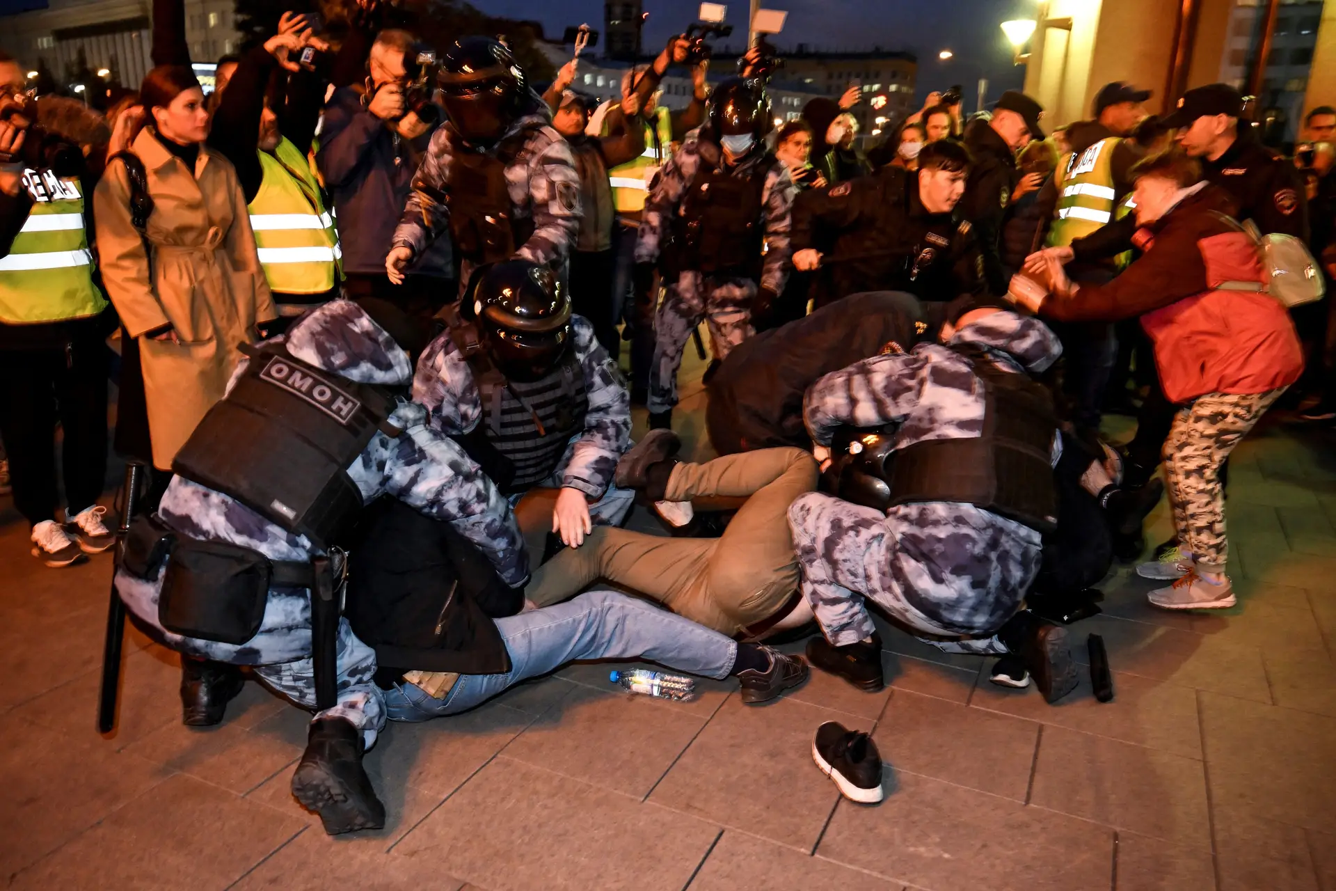 "Não à guerra": centenas de detidos em protestos na Rússia