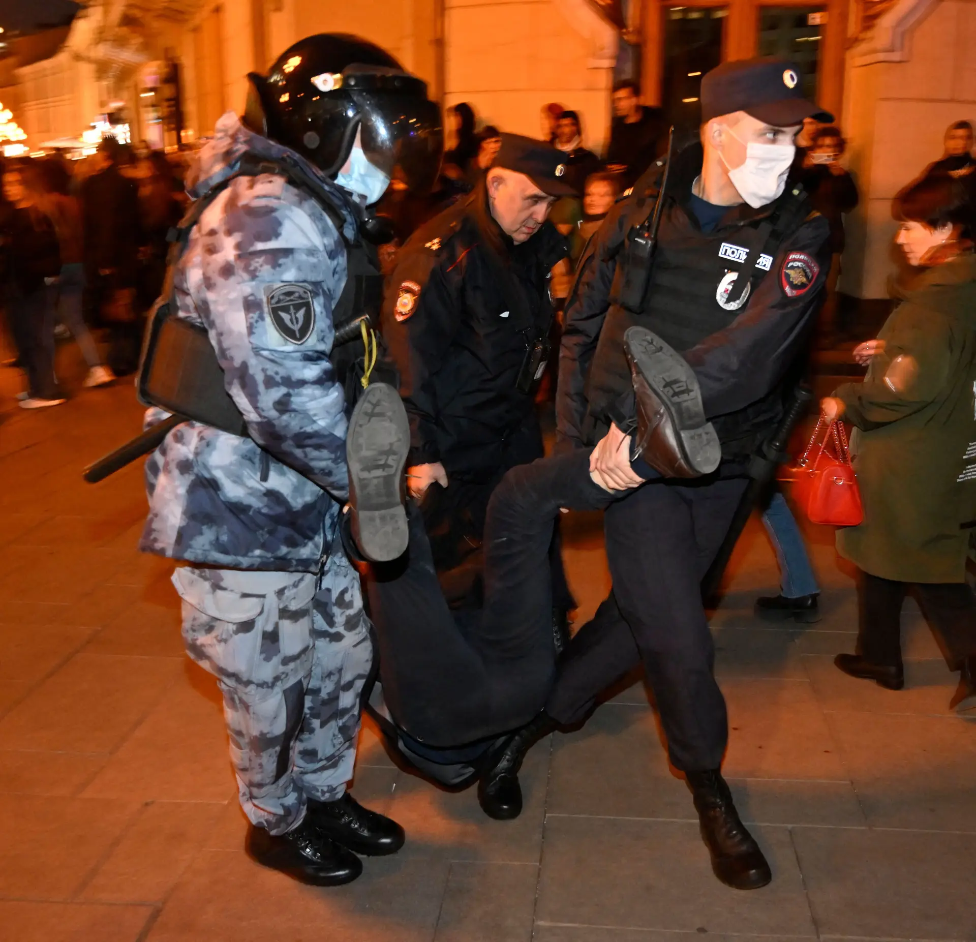"Não à guerra": centenas de detidos em protestos na Rússia