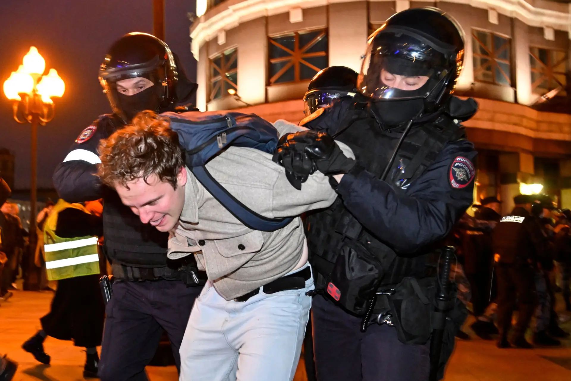 "Não à guerra": centenas de detidos em protestos na Rússia