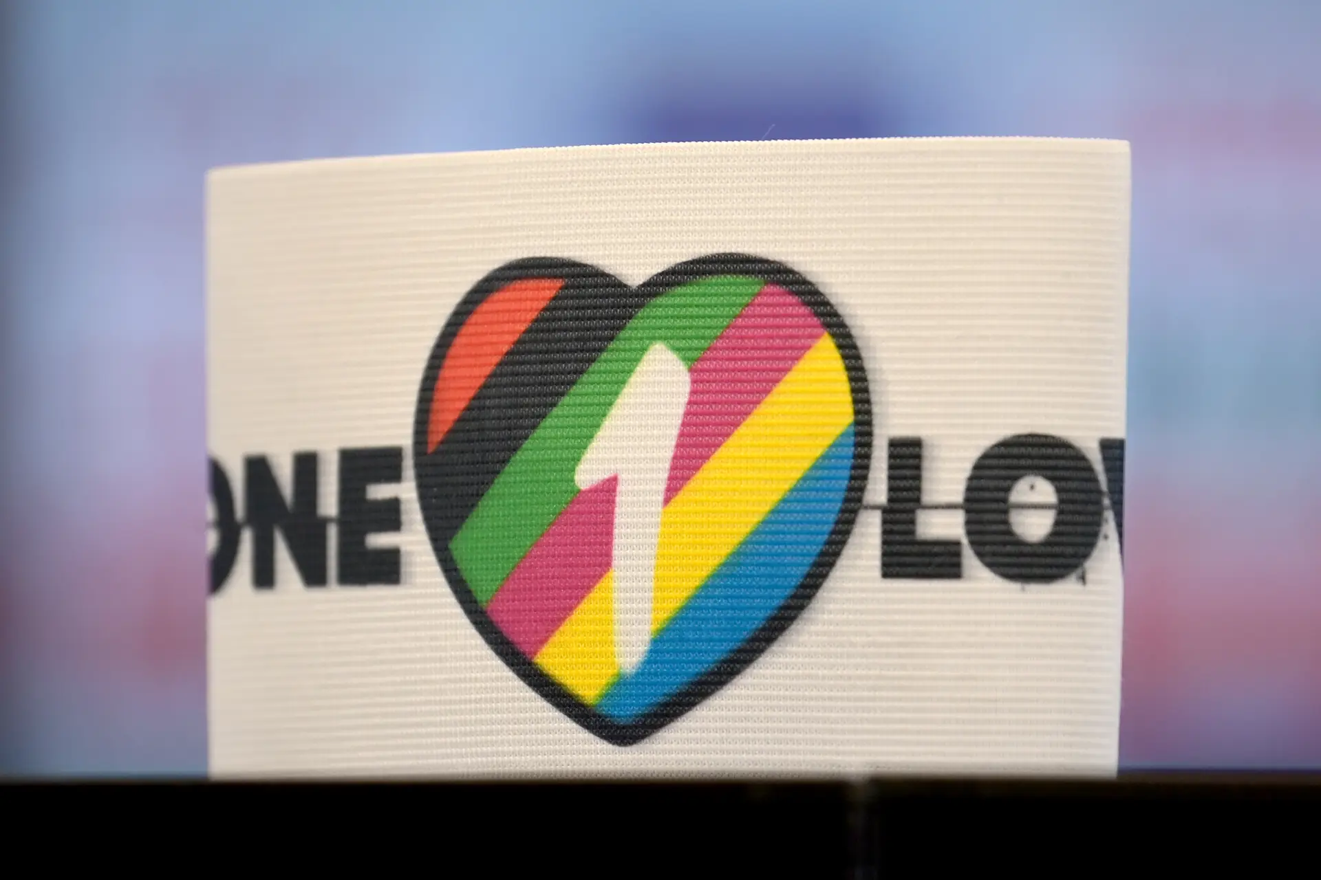 Comentadora da BBC desafia decisão da FIFA e usa braçadeira "One Love"