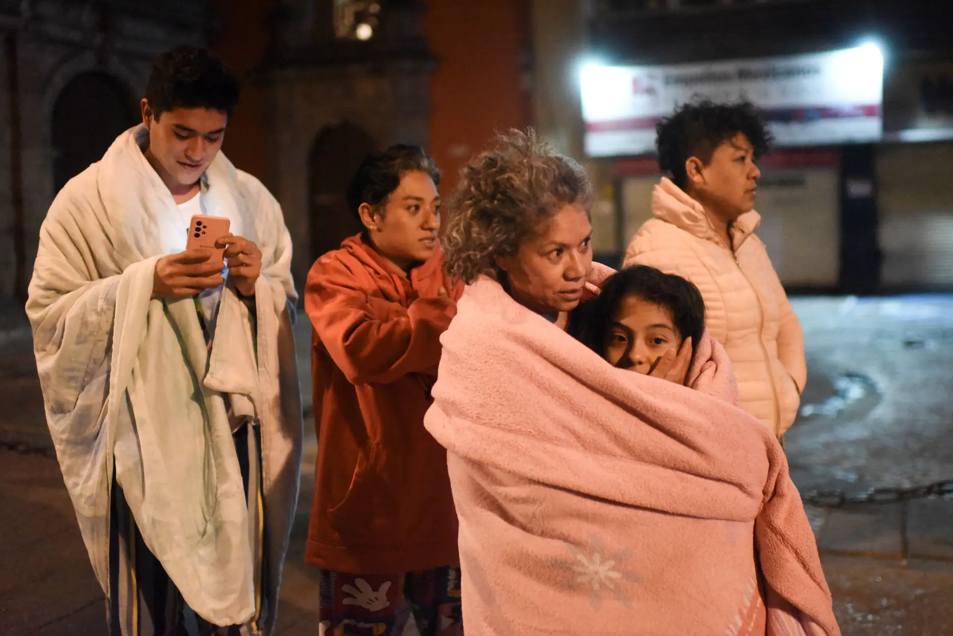 Novo sismo no México, abalo de 6.9 leva milhares de residentes da capital para a rua