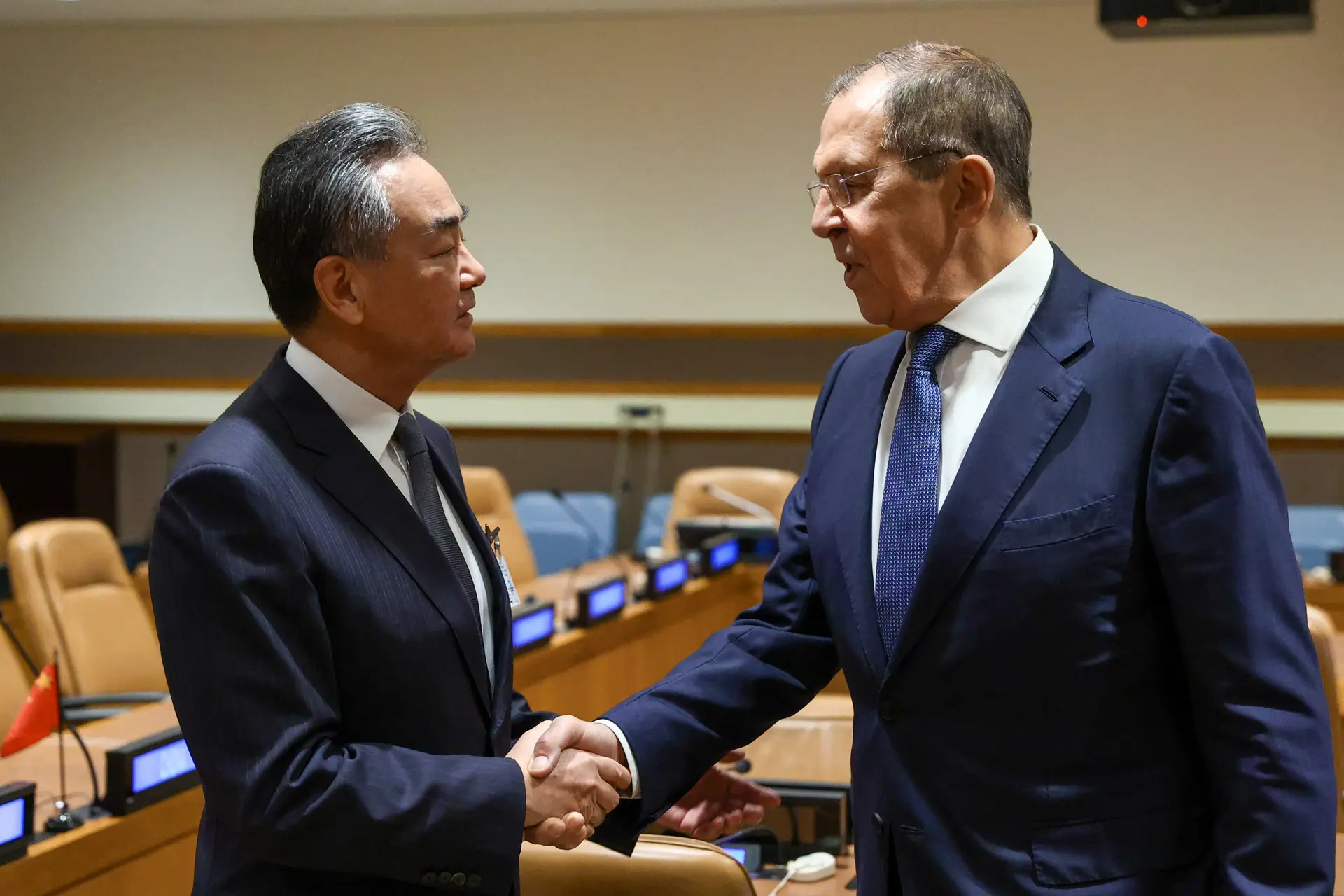 Os chefesa da diplomacia chinesa e russa,  Wang Yi e Sergei Lavrov, encontram-se em Nova Iorque na ONU, 22 de setembro de 2022. 